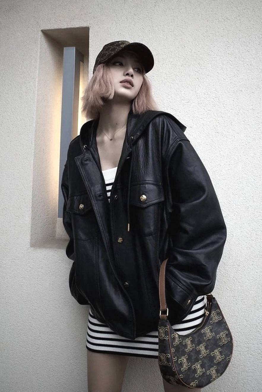 VIP 🥂 CELINE AVA IN TRIOMPHE CANVAS WITH TRIOMPHE HEART EMBROIDERY สวยเกินต้านรุ่นสุดปัง ที่ดีไซน์ออกมาใหม่ พร้อมให้ได้สวยก่อนใครไปเลย กับกระเป๋าสะพายไหล่ รูปทรงไม่เหมือนใครไม่เกร่อ ใช้แล้วดูแพง!! และที่น่ารักแบบตะโกนก็ตรงที่ โลโก้ลายปัก ดีเทลเดิน