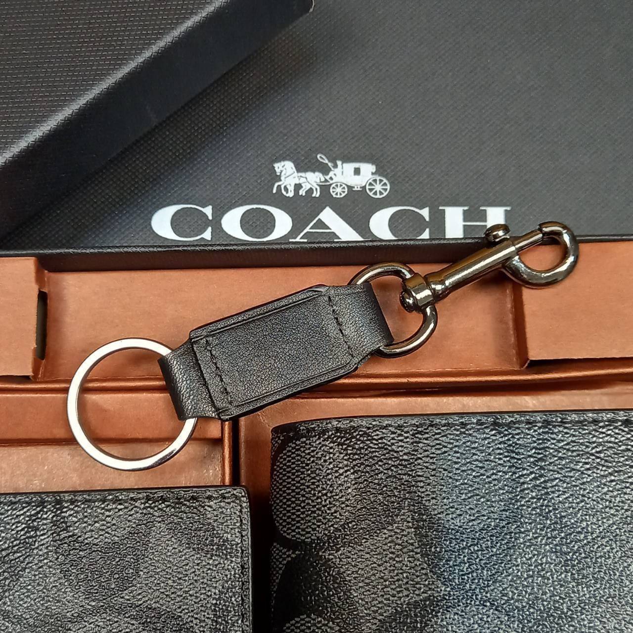 COACH COMPACT ID WALLET IN SIGNATURE WITH KEY FOB LIMITED BOX(COACH F74993)🍁กระเป๋าสตางค์ใบสั้น มาพร้อมใบลูกแบบแพ๊คคู่ +พวงกุญแจ//วัสดุหนังแคนวาสคุณเยี่ยมสลับหนังแท้ ทรงสวยคลาสสิคได้ใจใครหลายๆคนไปเรียบร้อย โดดเด่นลงตัวมาก ใส่บัตร ธนบัตร ครบมาก **เ