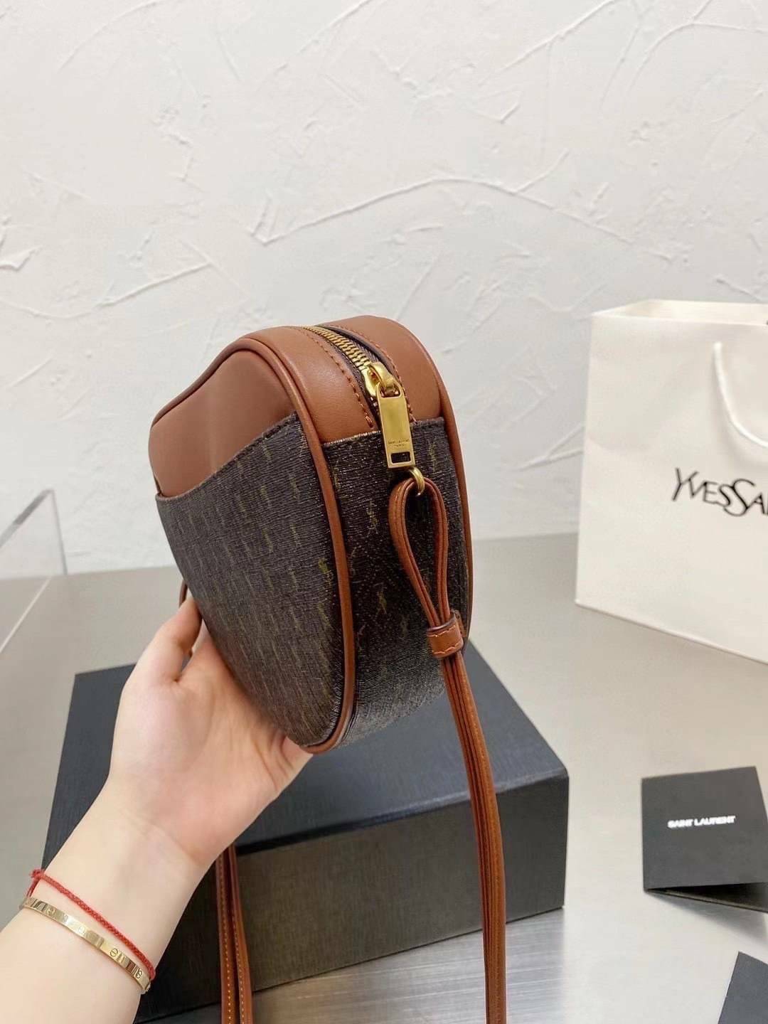 2021 SAINT LAURENT LE MONOGRAMME CŒUR bag / YSL Le Monogramme Crossbody Bag - Brown กระเป๋าสะพายสไตล์วินเทจ โทนสีผู้ดี ภายในโล่งจะสะพายไหล่ Crossbody ก็ดูดี สินค้ามาพร้อมถุงผ้าและกล่องแบรนด์ พร้อมส่งที่ไทยราคาสุดคุ้ม สาวก YSL ห้ามพลาด!