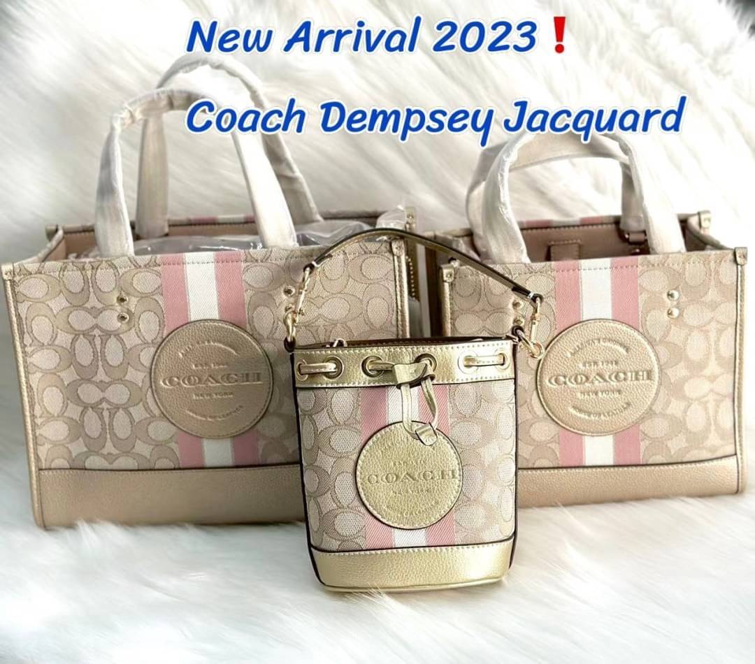 COACH DEMPSEY CARRYALL IN SIGNATURE JACQUARD WITH STRIP AND COACH PATCH((CE984)) ใบใหญ่ สีผู้ดีขับผิวมากๆเลยค่า😘 พร้อมส่งที่ไทย สีใหม่ล่าสุด2023! กับกระเป๋าทรงtote