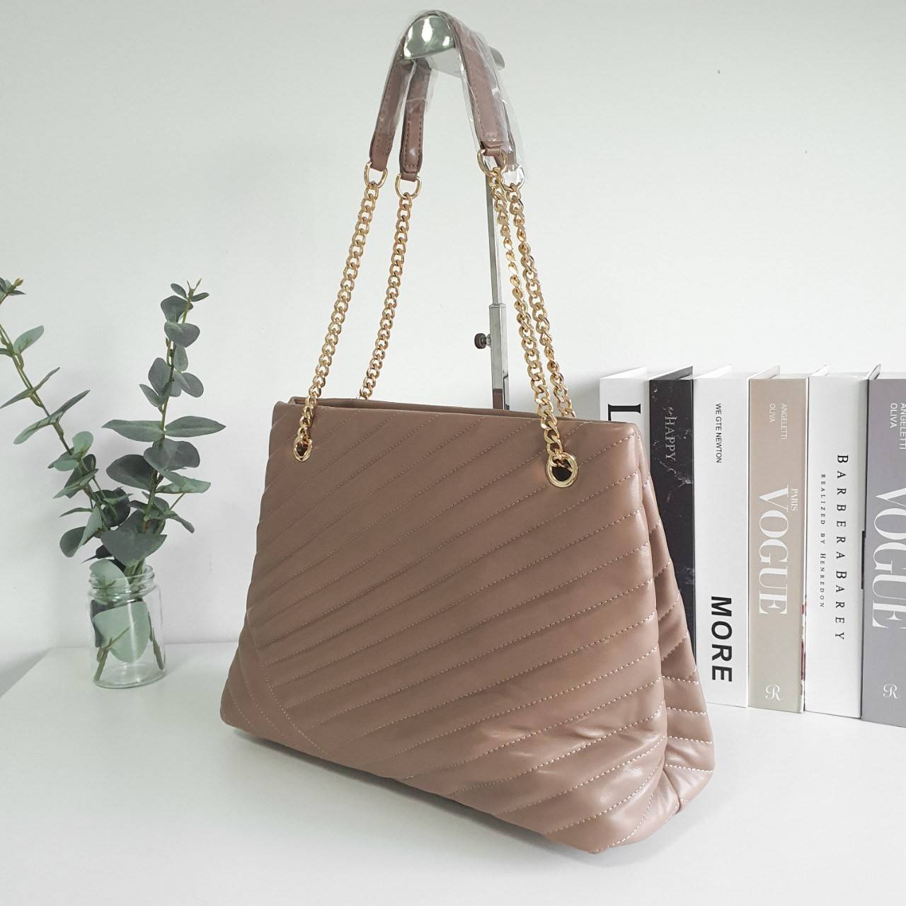 Tory Burch Kira chevron tote bag กระเป๋าทรง Tote สุดหรู ใบใหญ่ จุของได้เพียบ! วัสดุหนังแท้(Geniune Leather) หนังนิ่ม นุ่มมือมากกก มาพร้อมสายสะพายไหล่ต่อโซ่สลับหนัง อะไหล่ทองทั้งใบ ด้านข้างมีกระเป๋าเพิ่มทรงได้ ด้านในเปิดปิดด้วยกระดุมแม่เหล็ก มีช่องแบ่งใส่ข