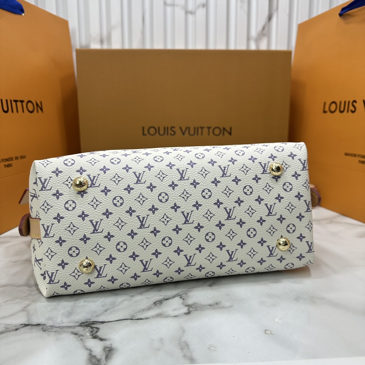 ORI หนังแท้ | LV CarryAll PM bag กระเป๋าสะพายทรงโท้ทแครี่ออล Monogram แคนวาสแต่งขอบหนังผสานเสน่ห์สวยงามเข้ากับดีไซน์ที่รับกับสรีระให้คุณพกพาไปได้ทุกที่ ด้านในออกแบบมาอย่างชาญฉลาด มาพร้อมใบเล็กเข้าเซ็ท