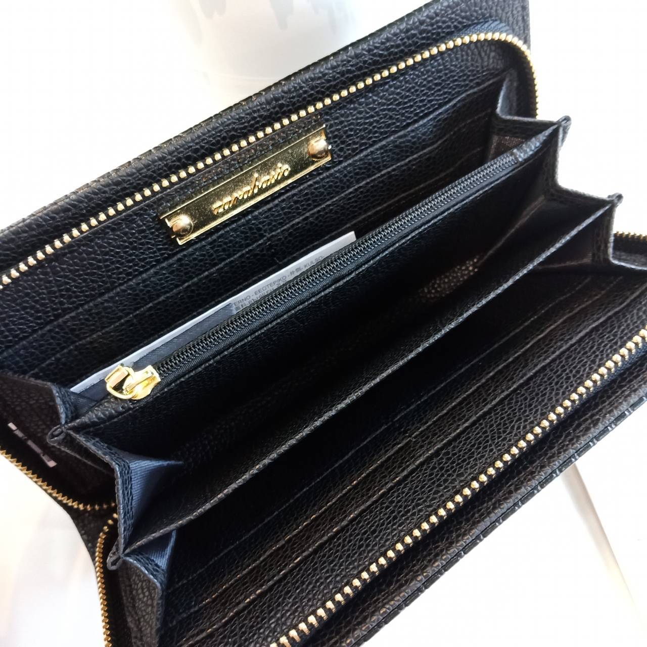 Restock! กระเป๋าสตางค์ยาว ZARA กระเป๋าสตางค์ใบยาวซิปรอบจาก ZARA Outlet หนังสีดำ ลายสวยไม่เหมือนใคร หนังนิ่มมือ ภายในมีโลโกอะไหล่ทอง มีช่องใส่บัตรหลายช่อง ใส่แบงค์ เหรียญ ได้ค่ะ ดีไซด์เรียบหรูหรือจะซื้อเป็นของขวัญ ใบนี้แนะนำเลยคะ!