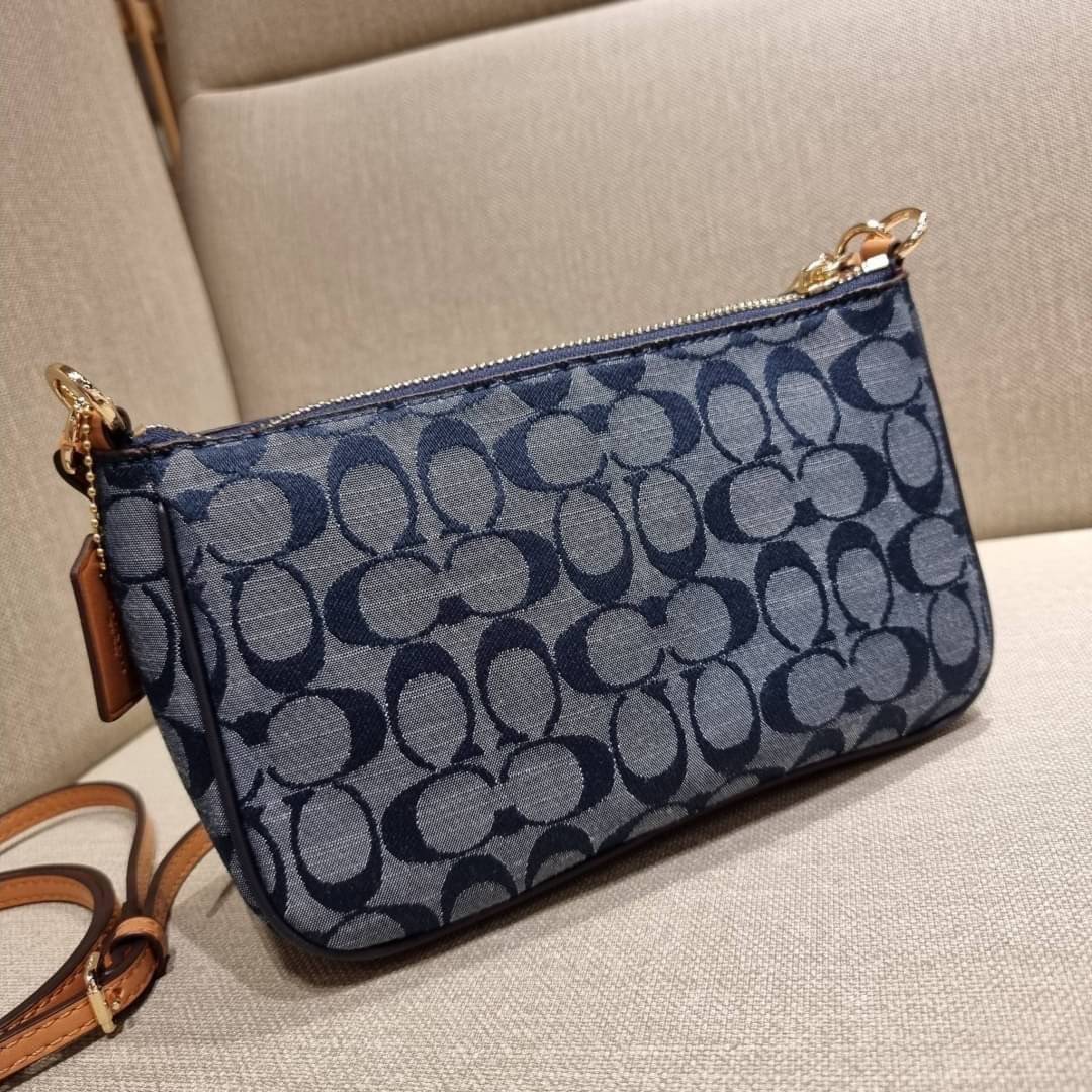 COACH 36674 TOP HANDLE POUCH IN SIGNATURE JACQUARD กระเป๋าทรงพอช ยอดฮิต ยกขึ้นแท่น ด้วยดีไซน์ที่ออกมาให้ใช้งานได้ง่าย ขนาดกำลังเหมาะ วัสดุหนังแคนวาสทนทาน ดีไปหมดขนาดนี้!! คุณลูกค้าถึงสั่งกันรัวๆจริงๆ ภายในโล่งกว้าง ใส่โทรศัพท์ได้ทุกรุ่น มาพร้อมสายคล้องแขน