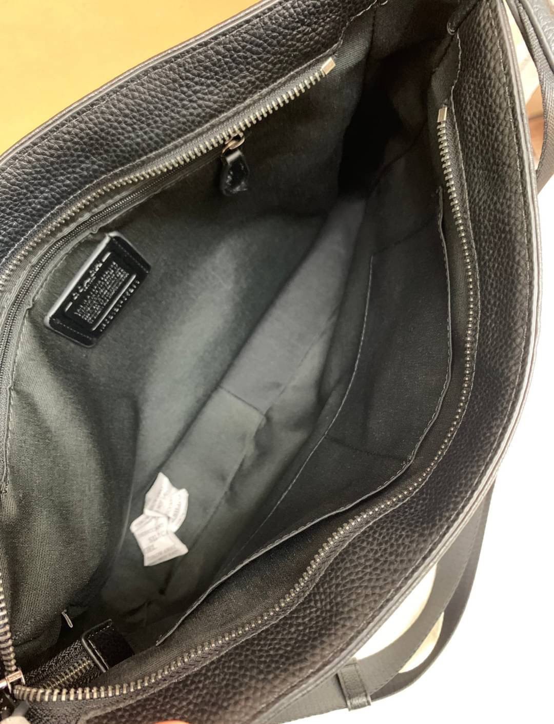 COACH THOMPSON IN SIGNATURE JACQUARD WITH VARSITY STRIPE BAG ((C5291)) พร้อมส่งที่ไทยค่ะ! กระเป๋าใส่เอกสารอเนกประสงค์ สามารถใส่A4ได้ วัสดุJacquardทอลายแบรนด์ ตัดขอบหนังแท้สวยงาม น้ำหนักบาค่ะ ด้านหน้าตัดแทบสีลงมาสวยงาม ช่องหลักเปิดปิดแบบซิป ภายในกว้างใส่สั