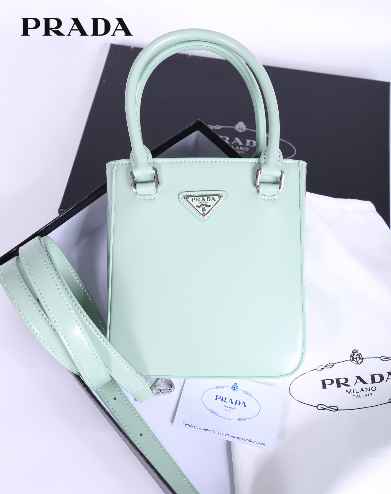 PRADA Small brushed leather tote กระเป๋าTote ขนาดเล็กที่มีดีไซน์ทรงเหลี่ยมโฉบเฉี่ยว วัสดุจากหนังเงาซึ่งเป็นวัสดุที่โดดเด่นของแบรนด์มาตั้งแต่ยุค 90'