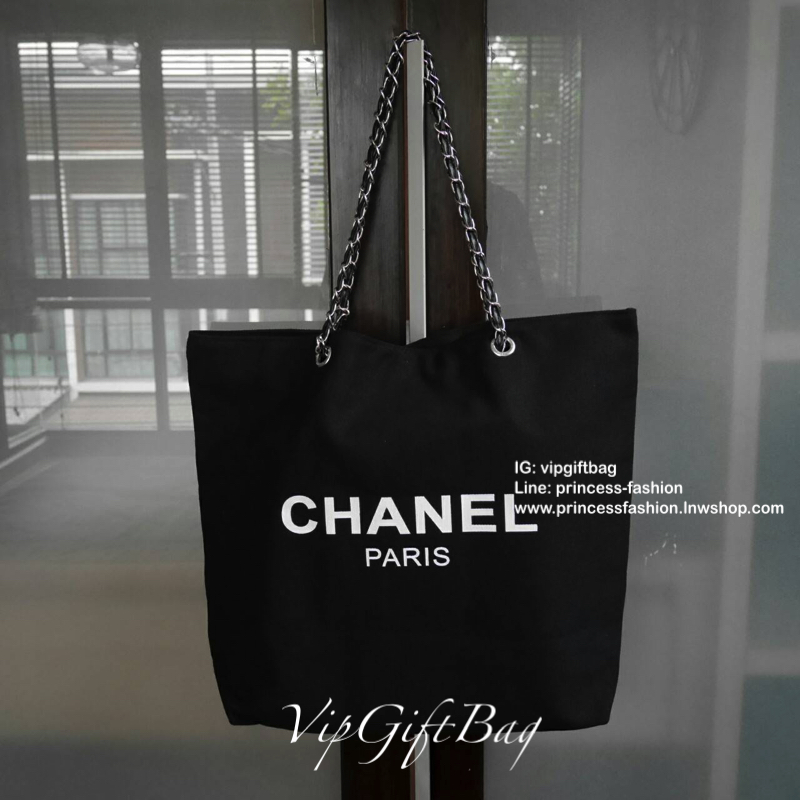 อะไหล่เงิน New Arrival!! พร้อมส่งที่ไทย ตามคำเรียกร้อง CHANEL VIP CANVAS TOTE BEAUTY GIFT TOTE CANVAS GOLD HARDWARE CHAIN STRAPS วัสดุทำจาก **ผ้าแคนวาสหนา บุด้วยผ้าซับอีกชั้น ด้านหน้ามีโลโก้แบรนด์ ตรงอะไหล่ปั้มแบรนด์ทุกจุด ตัวสายทำจากโซ่ เรียบ หรู ดูดี ใส