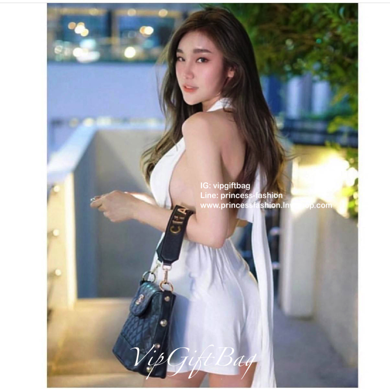 CHANEL VIP GIFT SHOULDER BAG รุ่น Limitedจากงาน VIP GIFT(GWP) ของแท้100% วัสดุหนังคาเวียร์เต็มใบ เปิดปิดด้วยซิปอะไหล่ทอง ด้านในใส่ของได้เยอะ มาพร้อมสายสะพาย2สายแบบ ทั้งสายโซ่สลับหนังและสายกนังคาเวียร์ ถนอมไหล่ ถอดออกได้ สวยหรูในราคาที่เอื้อมถึง ห้ามพลาดนะ