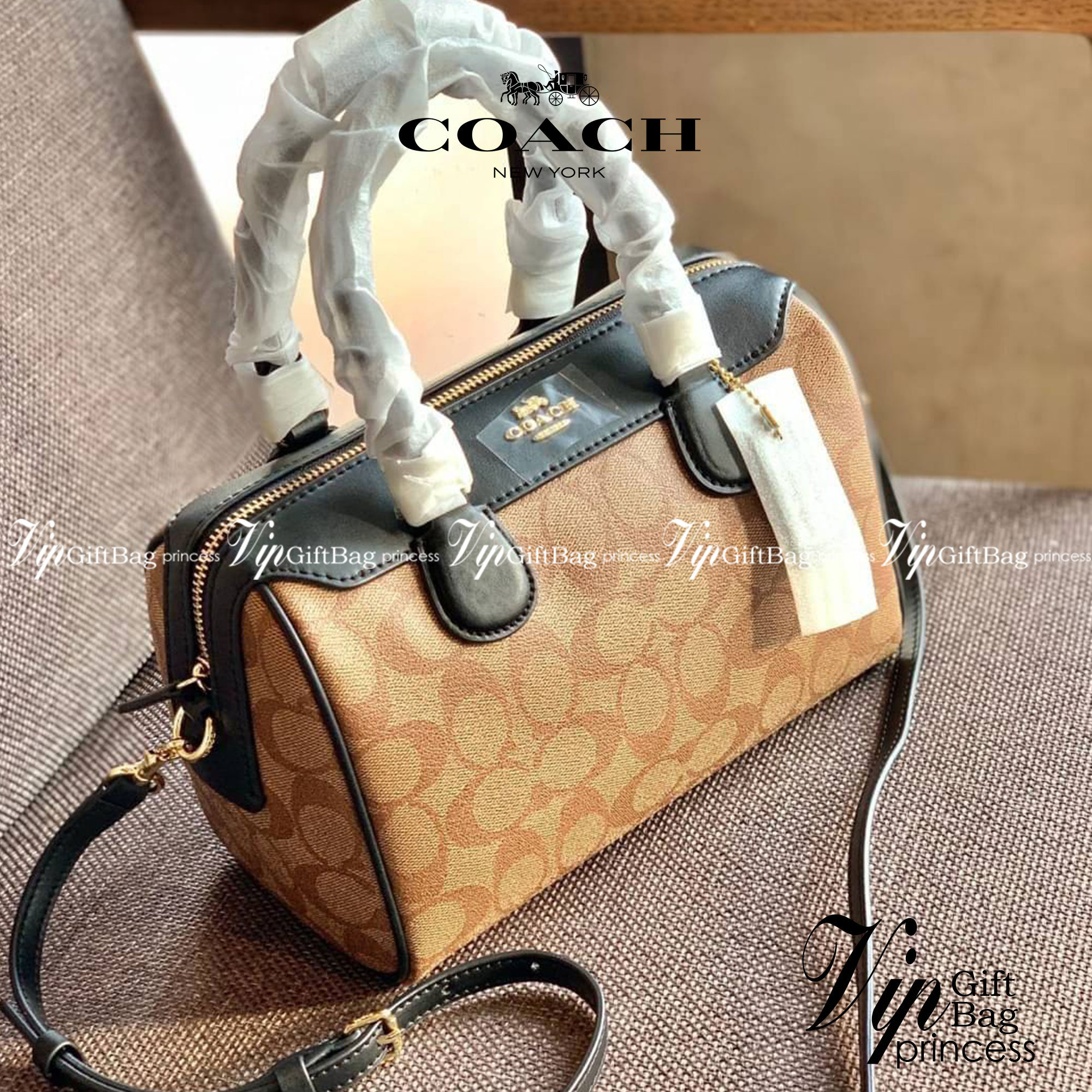 COACH NENNETT SATCHEL BAG((32203)) พร้อมส่งอีกครั้ง ห้ามพลาด! กระเป๋าทรงหมอน ทรงที่สาวๆต้องมีติดตัวไว้สักใบ! หนังแท้นิ่มสวยงาม เปิดปิดกระเป๋าแบบซิป ภายในกว้างสามารถใส่กระเป๋าเงินใบยาวได้ หรือของจำเป็นในชีวิตประจำวันของสาวๆได้หลากหลายเลยค่ะ มีช่องซิปและช่อ