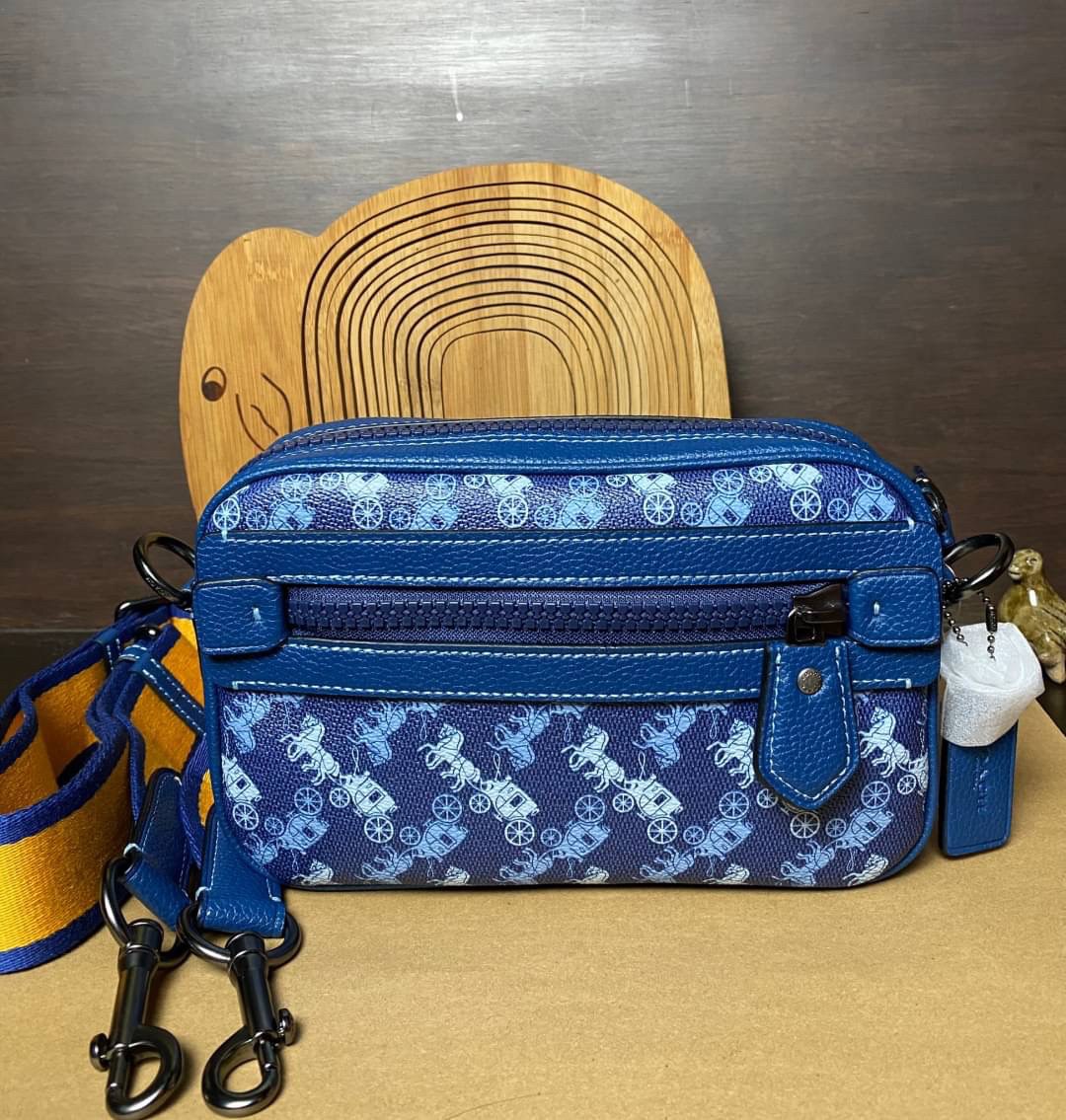 COACH ACADEMY CROSSBODY WITH HORSE AND CARRIAGE PRINT (COACH 89084) ผ้าใบเคลือบพิมพ์ลายและหนังกรวดขัดเงา ภายในกระเป๋ามัลติฟังก์ชั่น| ปิดด้วยซิป ซับในผ้า ด้านนอกมีซิปและกระเป๋าสลิป สายสะพายถอดได้