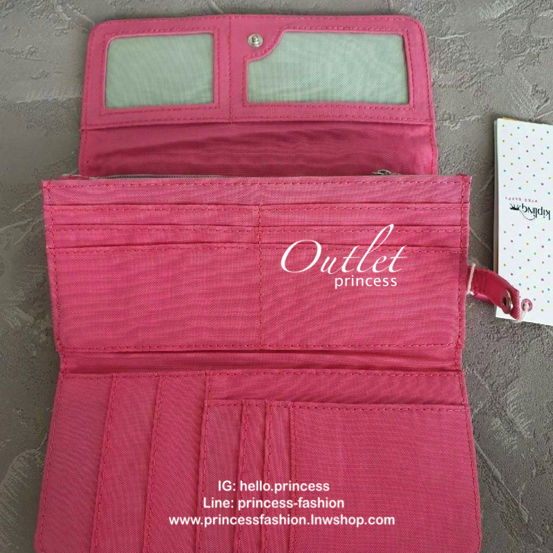 Kipling Brownie long tri-fold wallets กระเป๋าสตางค์ยาวแบบ3พับตอน วัสดุกันน้ำ เปิดปิดด้วยกระดุมแป๊ก มีช่องใส่ธนบัตรหลายช่อง ช่องเสียบการด์ได้ถึง13ช่อง และใส่รูปภาพได้อีก2ช่อง ช่องซิปใส่เหรียญ ที่จับหัวซิปปั้มแบรนด์ ใบนี้คุ้มมากๆคะ ขนาดกำลังดี พกพาสะดวก ช่อ