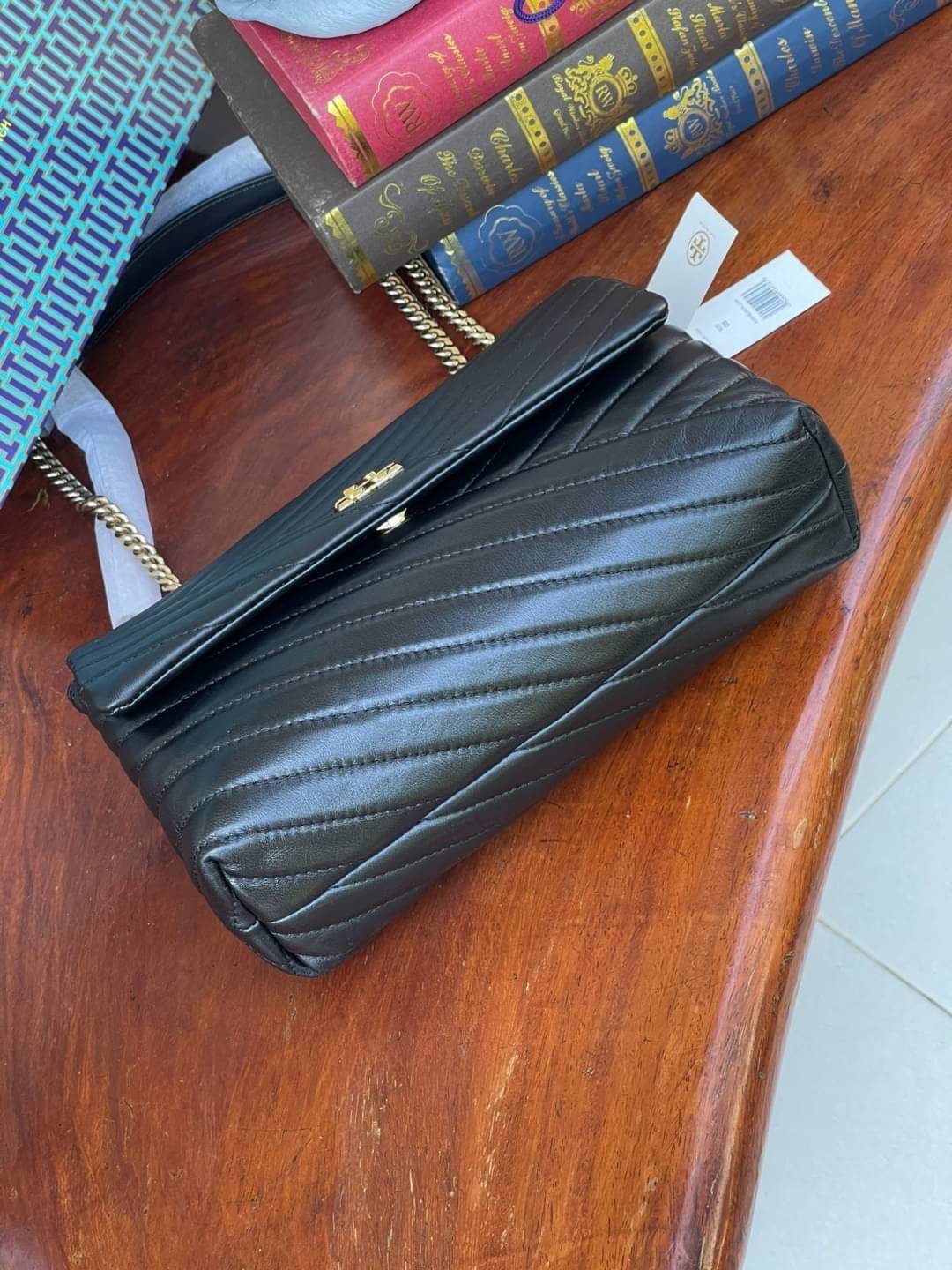 Large : Tory Burch Kira Chevron Quilted Convertible Leather Crossbody Bag เป็นกระเป๋าที่ใช้ในการออกงานสำคัญหรือวันที่มีปาร์ตี้สังสรรค์ คุณควรเลือกใช้กระเป๋าที่มีดีไซน์สะดุดตา เพราะจะช่วยยกระดับและเพิ่มเสน่ห์ให้กับตัวคุณเองมากยิ่งขึ้น หากเป็นงานทางการ เช่น