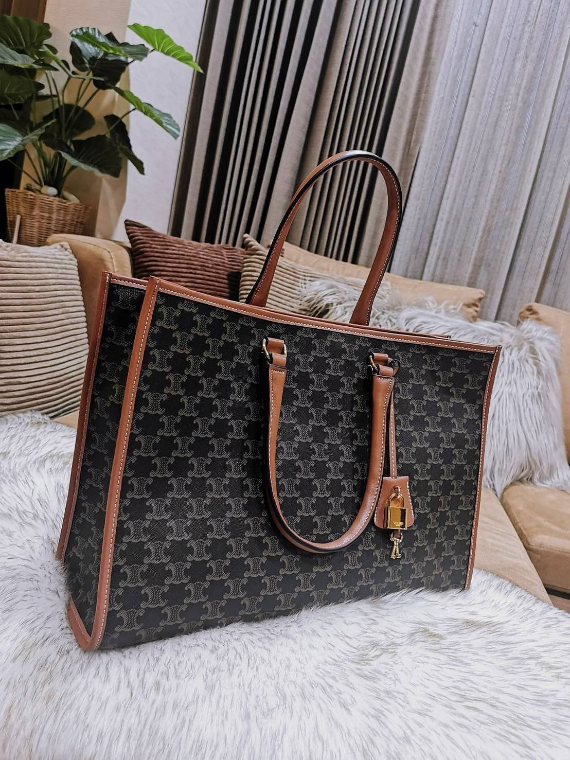 VIP 】CELINE LARGE TOTE BAG VIP GIFT WITH PURCHASE (GWP) กระเป๋าพรีเมี่ยมกิ๊ฟ Limited จาก CELINE HAUTE PARFUME DUTYFREE COUNTER วัสดุ TRIOMPHE CANVAS หนังแท้สวยอยู่ทรงดีไซน์หรูคลาสสิค มาพร้อมTAGสายหนังห้อยกุญแจทอง ภายในโล่งกว้างมีช่องซิป หัวซิปแบรนด์ สามาร