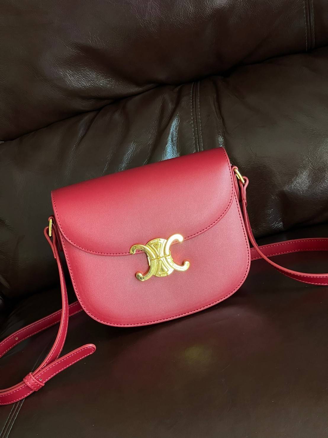 VIP 🥂 CELINE TEEN BESACE TRIOMPHE IN SHINY กระเป๋าสะพายคาดลำตัวรุ่นนี้นับว่าเป็นกระเป๋าอีกหนึ่งรุ่นในซีรีส์ Triomphe ที่ได้รับความนิยมอย่างมาก ด้วยรูปร่างทรงโค้งมนมีความคลาสสิกตามแบบฉบับของ Celine เพิ่มความหรูหราและโดดเด่นด้วยการตกแต่งด้วยโลโก้โลห