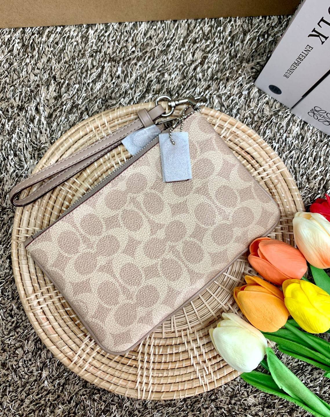 COACH SMALL WRISTLET IN COLORBLOCK SIGNATURE ((32445)) ✔️กระเป๋าคล้องมือ วัสดหนัง pvc อย่างดี ลายซิกเนเจอร์ ตัดขอบสีตรงกลางสวยงามมากๆค่ะ แบบซิปเดียว ((ภายในใส่มือถือได้บางรุ่นค่ะ)) มีช่องเสียบบัตรให้2ช่องด้วยนะคะ