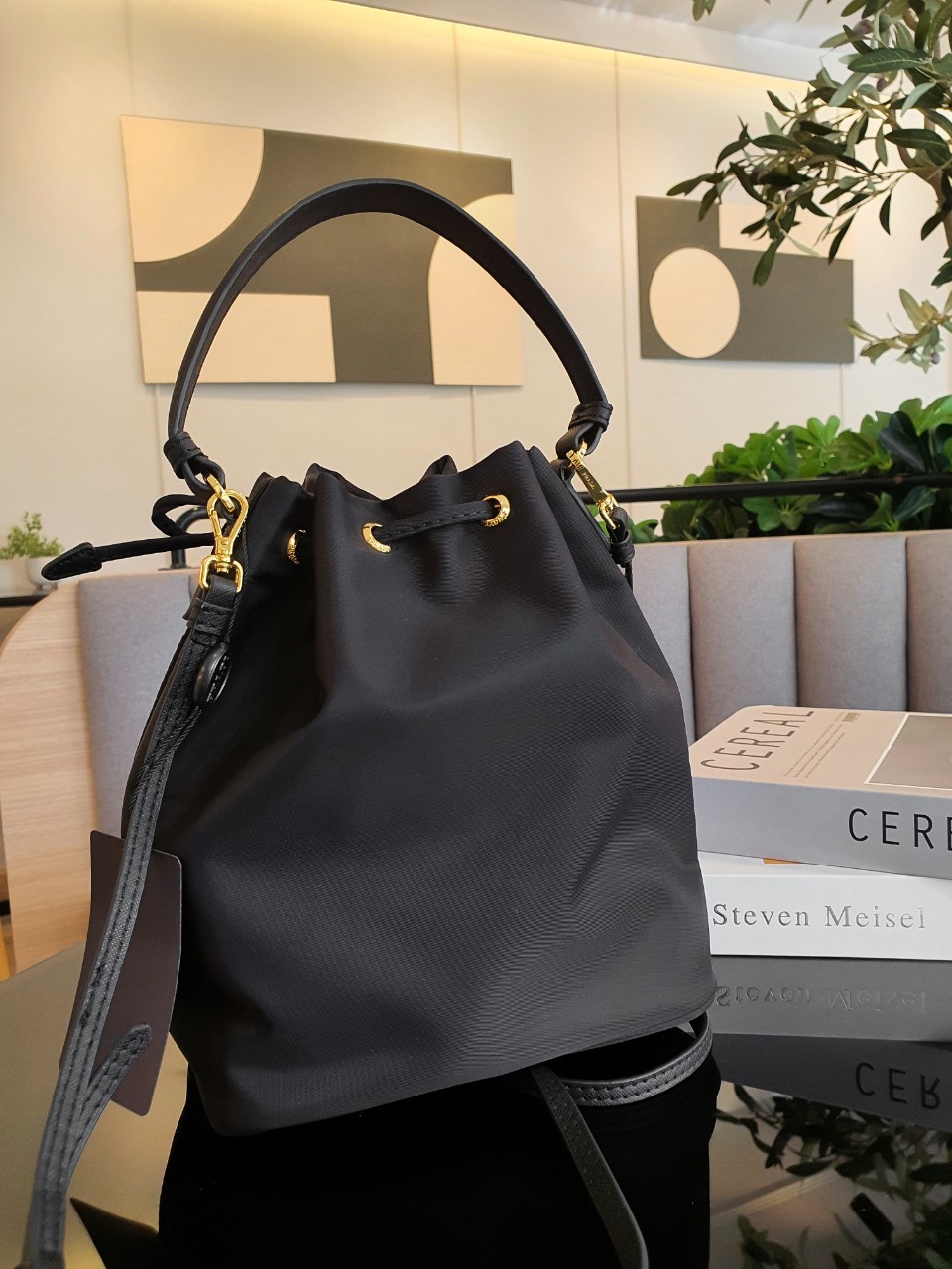 Prada Nylon Bucket Bag Black ใครๆก็หลงรัก **ทรงขนมจีบน่ารัก 🐰 กระเป๋าผ้า PRADA NYLON SILK เนื้อหนา ตัวกระเป๋าอยู่ทรงสวย ซับในอย่างดี จุดเด่นคือ กระเป๋าสามารถ จุของได้เยอะมาก น้ำหนักเบา