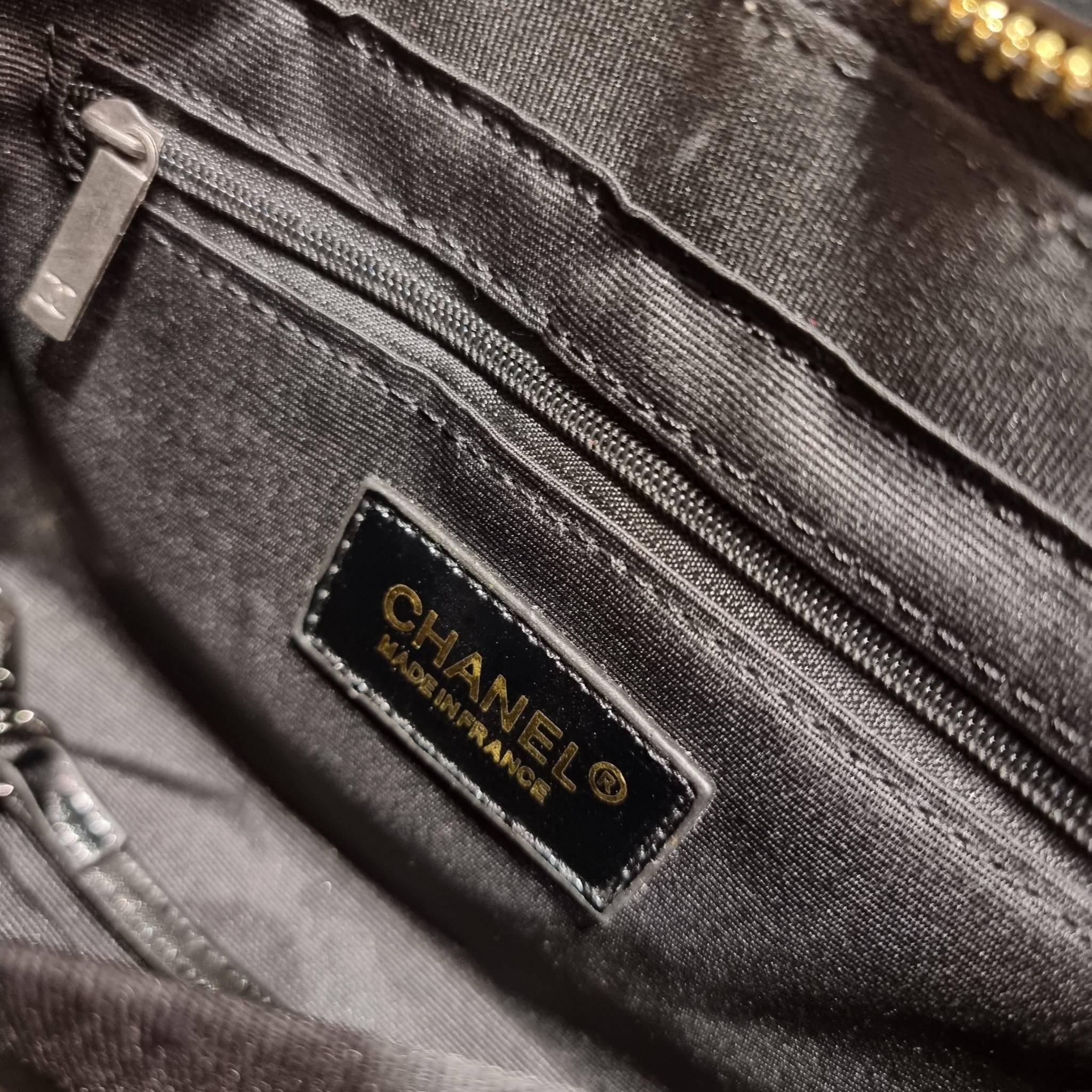 9" CHANEL SHOULDER BAG / CHANEL GABRIELLE HOBO BAG ไซส์คลาสสิค กระเป๋าสะพายข้าง/ไหล่ หนังแท้ นิ่ม หรู มาพร้อมพวงกุญแจสัญลักษณ์แบรนด์ อะไหล่พร้อมโซ่สะพายสีทองสลับสีเงินรมดำ สามารถสะพาย crossbody หรือสะพายไหล่ได้หมด สะพายแล้วขับผิวมากๆ เปิด-ปิดกระเป๋าด