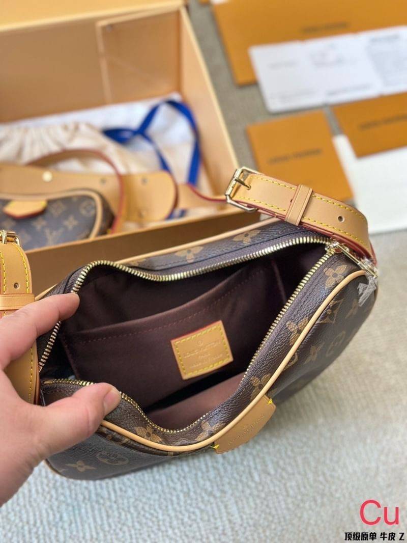 LV Croissant MM bag 25cm กระเป๋าสะพายดีไซส์เก๋เท่ห์มีสไตส์ ลายโมโนแกรม มาพร้อมใบลูกดีไซส์เข้ากัน สวยงาม สวยหรู ขนาดกำลังดี ใบจริงสวยมาก แนะนำเลยค่ะ