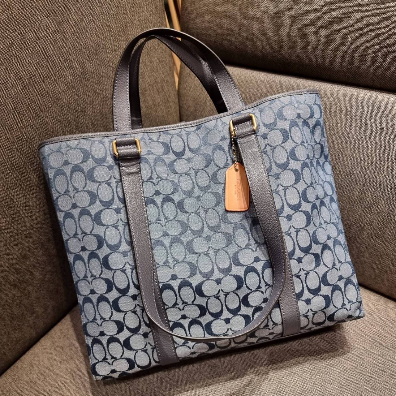 COACH C8182 HUDSON DOUBLE HANDLE TOTE IN SIGNATURE CHAMBRAY ใหม่ล่าสุด กระเป๋าทรงโท้ทใบใหญ่ ที่จุดของความจุ ใส่ได้แบบคุ้มๆไปเลย วัสดุผ้าแชมเบรย์ตัดด้วยหนัง pepble สวย คม ดูดี ปากกระเป๋ามีกระดุมแม่เหล็กปิดกันของหล่นได้ ภายในโล่งกว้างมาก ซิกเนเจอร์รุ่นนี้คื