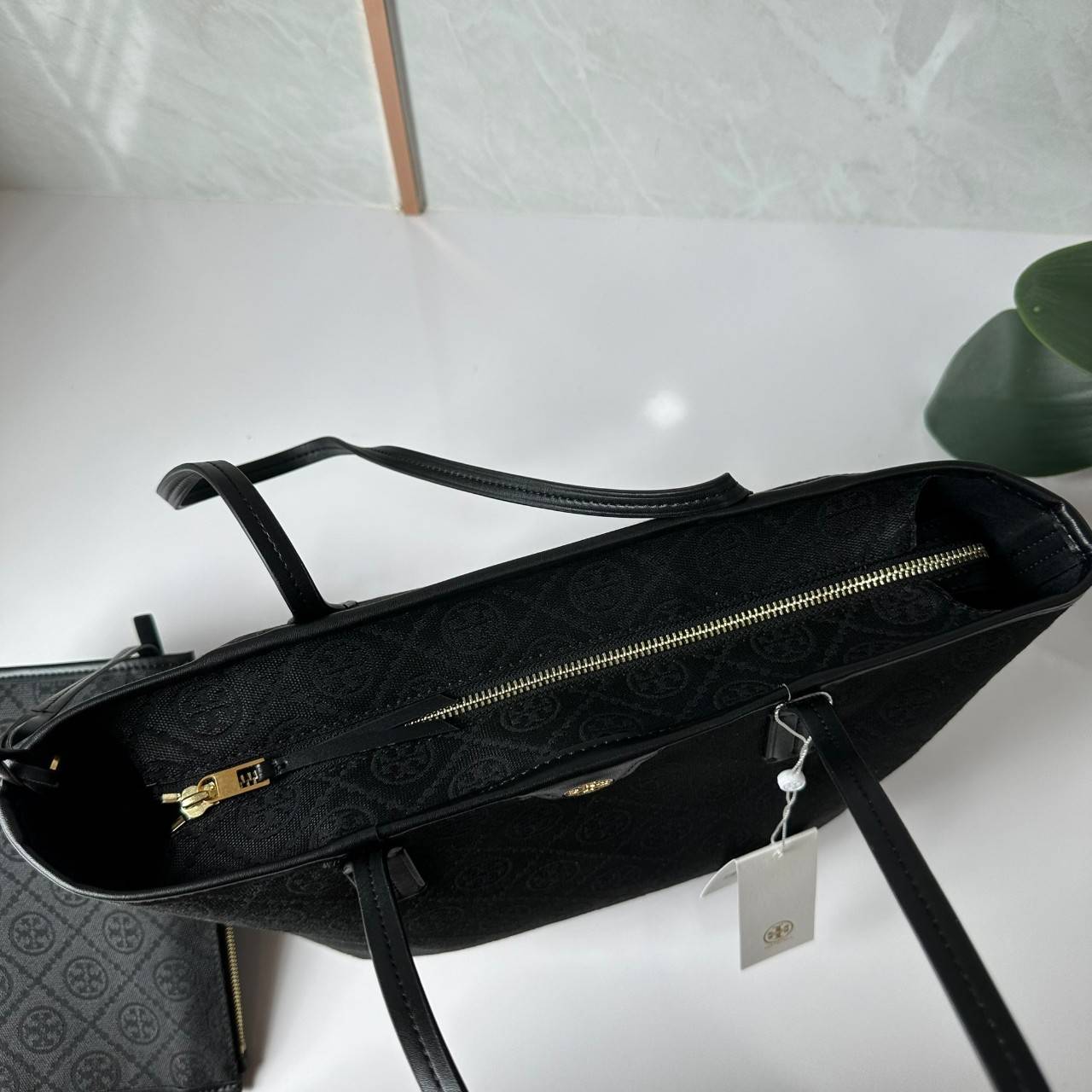 TORY BURCH T MONOGRAM SMALL ZIP TOTE (ใบเล็ก) กระเป๋าทรงโท้ทพร้อมกระเป๋าใบเล็ก วัสดุผ้าแจ็คการ์ดตัดขอบหนัง