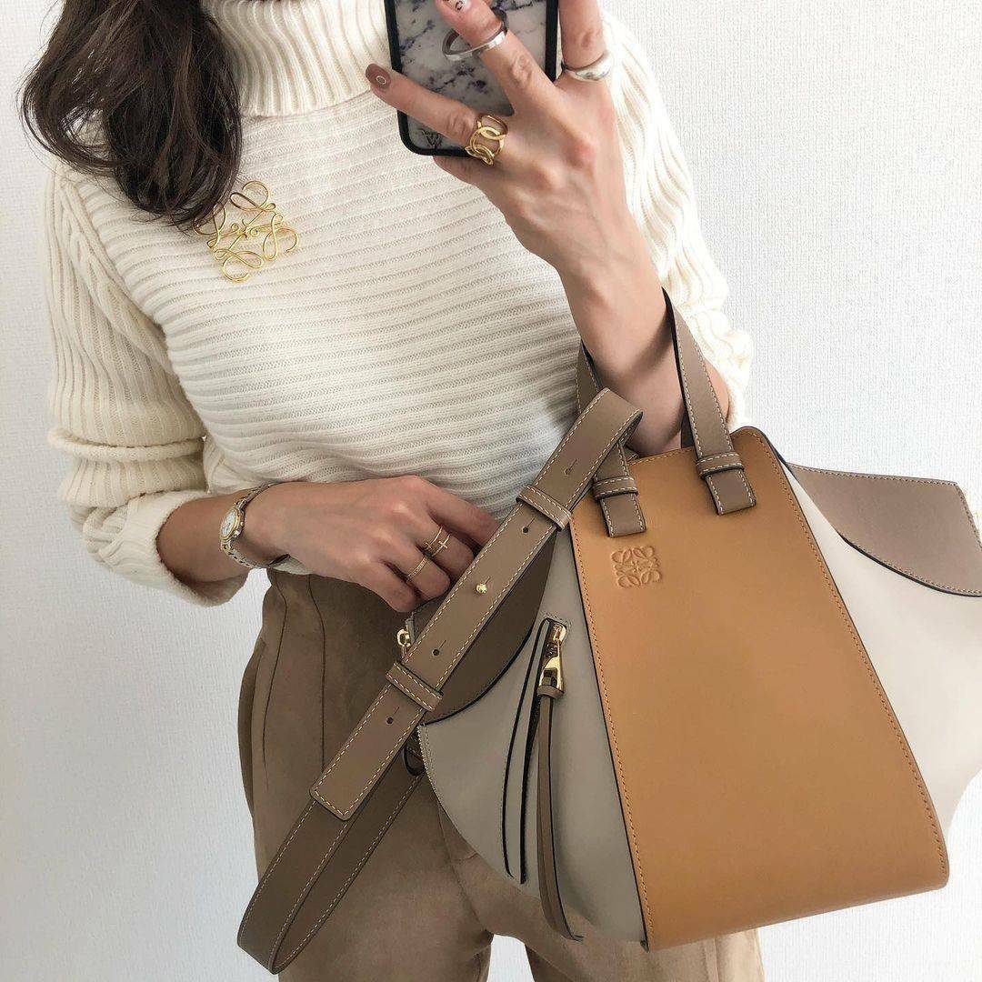 LOEWE HANDLE & SHOULDER BAG GIFT WITH PURCHASE (GWP) กระเป๋าถือหรือสะพายหนังแท้พรีเมี่ยมกิ๊ฟ Limited จาก LOEWE PERFUME DUTYFREE รุ่น Rare items สุดๆวัสดุหนังแท้ Calfskin หนังสวยดีไซน์มีเอกลักษณ์ ใบใหญ่กำลังดี น้ำหนักเบา สามารถปรับได้หลายทรง ด้านข้างมีซิปป