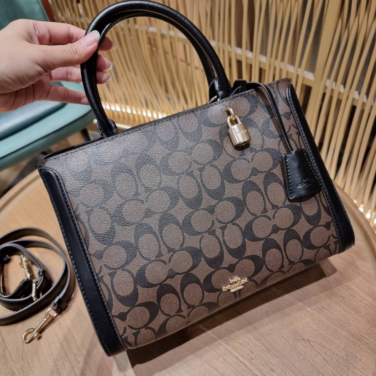 COACH ZOE CARRYALL IN SIGNATURE CANVAS เดอะเบสท์แห่งปี ต้องยกให้พี่คนสวยใบนี้เลย!! รุ่นที่สาวๆตามหา หายากอีกหนึ่ง กระเป๋าถือ/สะพายทรงสวย คลาสสิค ใบใหญ่จุคุ้ม มีดีเทลน่ารักๆที่แม่กุญแจ สามารถล็อคหัวซิปได้ กุญแจซ่อนในพวงหนังห้อยก็น่ารักไปอีก ภายในโล่งกว้าง 