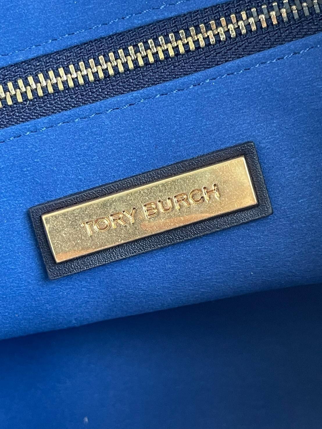 Tory burch T Monogram Jacquard Studio Bag กระเป๋า T Monogram Studio รูปทรงกระทัดรัด มาในสไตล์มินิมอลที่ถูกรังสรรค์อย่างปราณีตด้วยผ้าทอ jacquard เพื่อเฉลิมฉลองโลโก้กราฟฟิก ลวดลายสวยเด่น ดูสะดุดตา ใช้งานได้หลายรูปแบบ การแมทช์กระเป๋าให้เข้ากับการแต่งตัวทุกวั