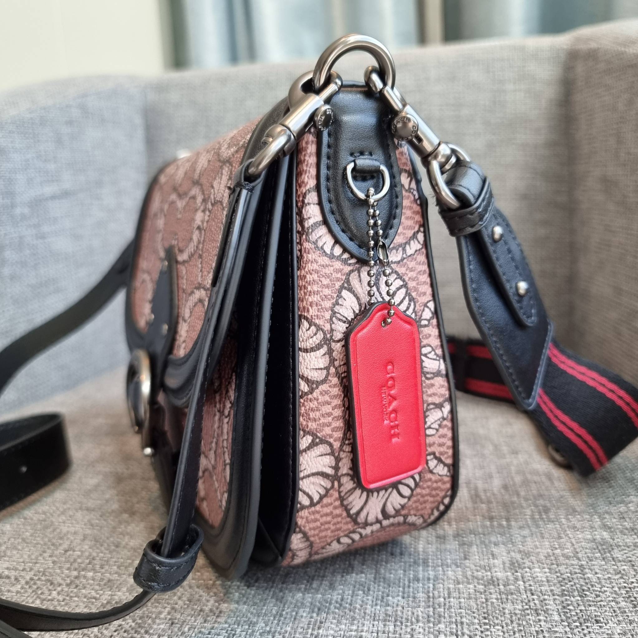 OUTLET 】COACH C6972 COACH x MICHAEL B. JORDAN WITH BEAT SADDLE BAG คอลเลคชั่นใหม่ ดีไซน์สุดชิค มาให้สวยในไทยก่อนใคร กับกระเป๋าทรง saddle ที่พิเศษมากๆมาพร้อมสายสะพาย 2 เส้น ใช้คู่กันหรือแยกสะพายก็สวยครบสูตร กระเป๋าสะพายทรง saddle คลาสสิค วัสดุหนังแคนวาสสลั