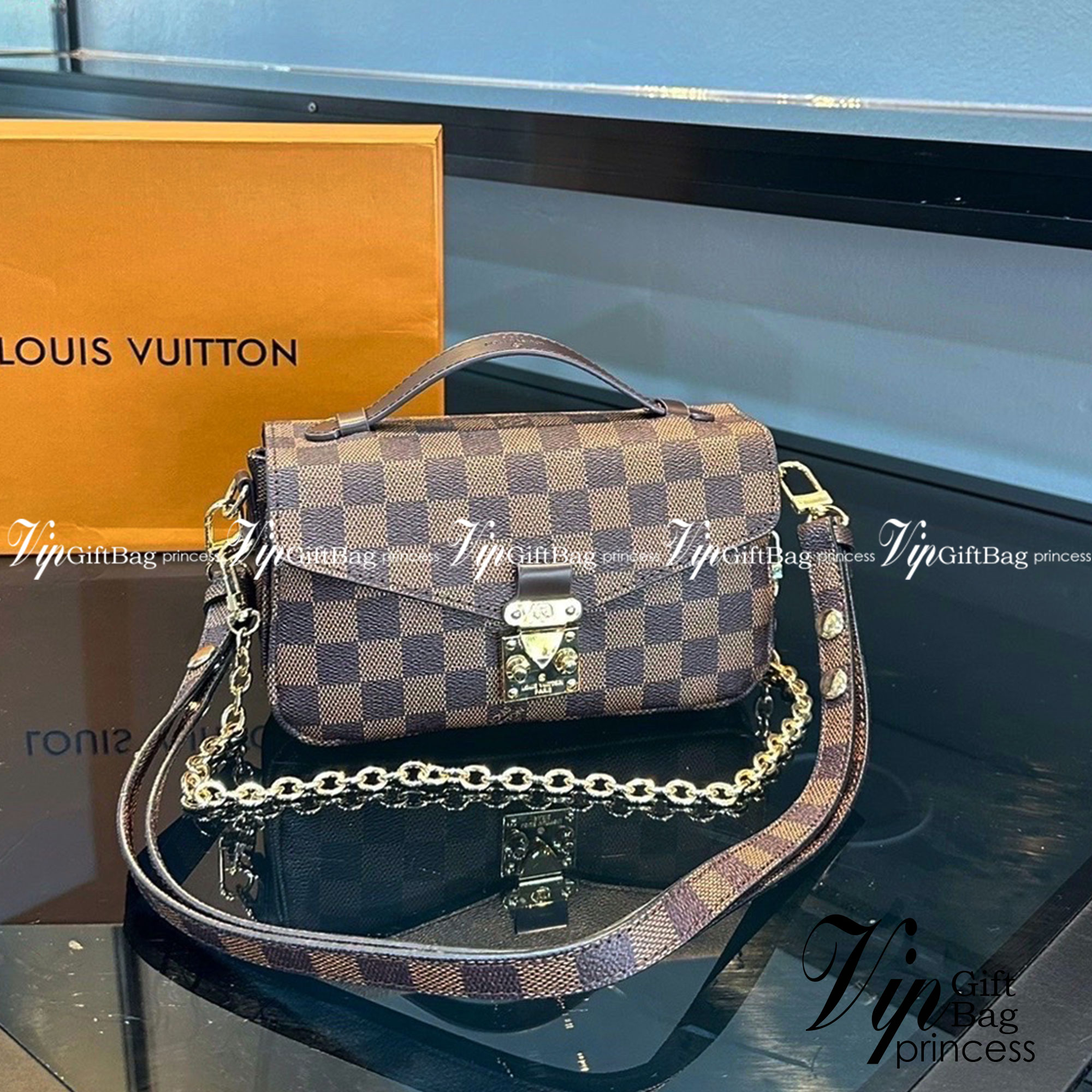 LV Pochette Métis East West กระเป๋าสะพาย พร้อมสายโซ่สีทองสำหรับสะพายไหล่แบบสั้นอย่างมีสไตล์ และสายหนังถอดได้ กระเป๋า Monogram แคนวาส แต่งขอบหนัง และตัวล็อกแบบ S-lock อันเป็นเอกลักษณ์ ของความหรูหรา พร้อมส่งที่ไทย ภาพถ่ายจากงานขายจริง ใช้งานต่างประเทศได้