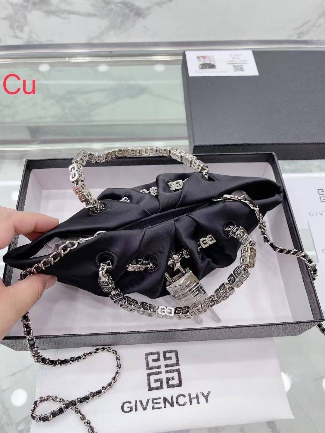 GIVENCHY Kenny shoulder bag สัมผัสกระเป๋าสุดไอคอนิก บอกเล่าเรื่องราวฉบับใหม่ของเเบรนด์ได้อย่างน่าหลงใหล Bag is recognizable from the signature '4G'