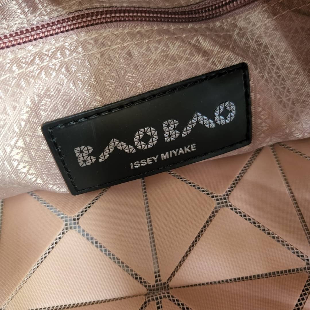 BAO BAO ISSEY MIYAKE LUCENT ONE-TONE กระเป๋า Bao Bao จากแบรนด์ดัง Issey Miyake แบรนด์แฟชั่นจากประเทศญี่ปุ่น ซึ่งมีสินค้ามากมายไม่ว่าจะเป็นเสื้อผ้า นาฬิกา น้ำหอม และที่ขาดไม่ได้นั่นก็คือ กระเป๋า Bao Bao ที่มีความพิเศษในเรื่องของวัสดุและดีไซน์ที่ครองใจสถาปน