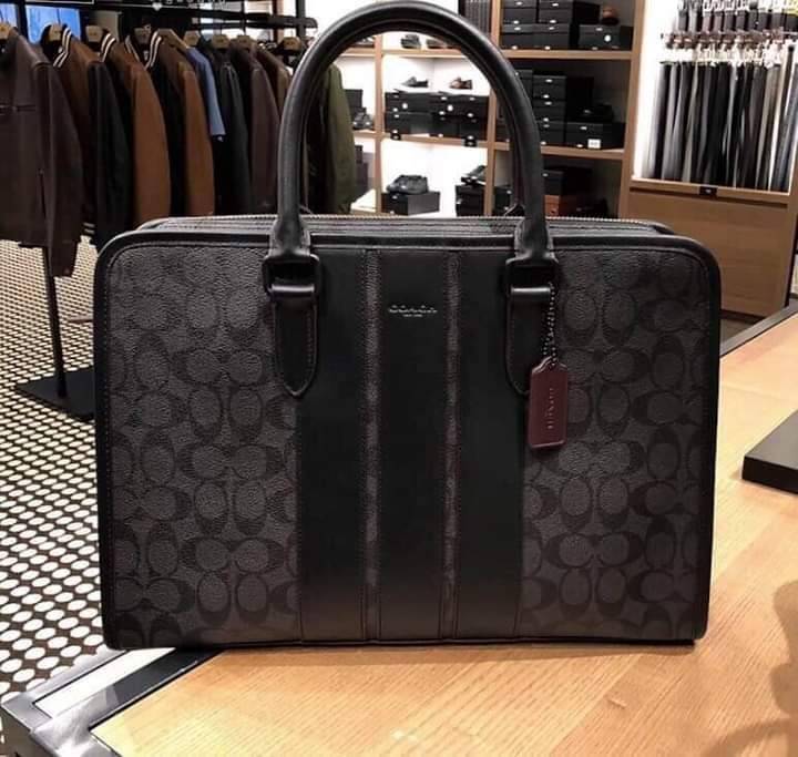 COACH BOND BRIEF IN SIGNATURE CANVAS (COACH F23212)🍁 หนุมๆสาวๆ สาวก Unisex พลาดไม่ได้เลย ลุยงานได้จริง รุ่นนี้เลย//วัสดุแคนวาส ผสมกับหนังแท้ คุณภาพ ทนทาน หนาแน่น ใส่เอกสาร ใส่โน๊ตบุ๊ค ลุยงานได้แบบ Real life จริงๆ ฟังก์ชั่นครบมาก >>มีสายสะพาย