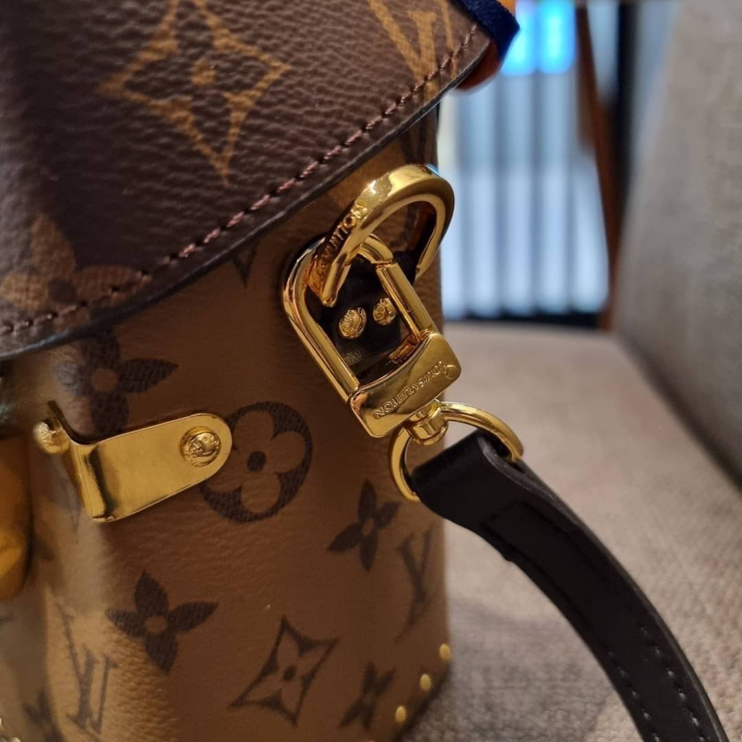 LV CROSSBODY BOX BAG / LV Reverse Monogram Camera Box Bag กระเป๋าถือ/สะพายวีไอพีพรีเมี่ยม สวยหรูทุกมุม ตกแต่งเพิ่มดีเทลด้วยหมุด วัสดุหนังแคนวาสคุณภาพ เปิดปิดด้วยตัวบีบล็อค แน่นหนา มีหูจับในตัว และสายสะพายข้างมาให้ ภายในเป็นช่องโล่ง ใส่มือถือได้ทุกรุ่น มาพ