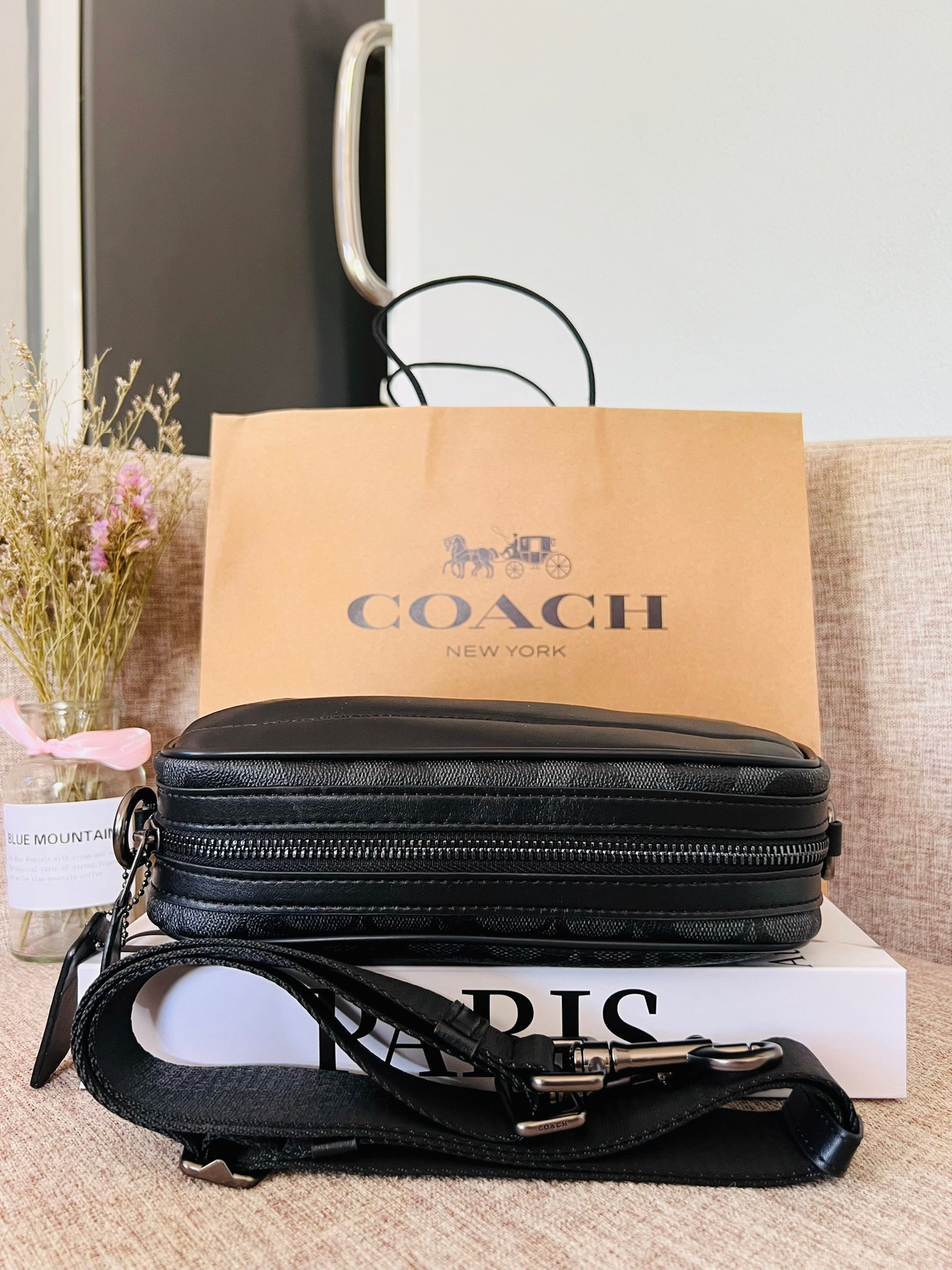 COACH GRAHAM CROSSBODY IN SIGNATURE CANVAS F50715 ผ้าใบเคลือบซิกเนเจอร์พร้อมรายละเอียดหนังลูกวัวที่ผ่านการกลั่น| ภายในกระเป๋ามัลติฟังก์ชั่น| ปิดซิป ซับในผ้า| ด้านนอกมีซิปและกระเป๋าสลิป| สายสะพายถอดได้ 53" สำหรับสะพายไหล่หรือ crossbody