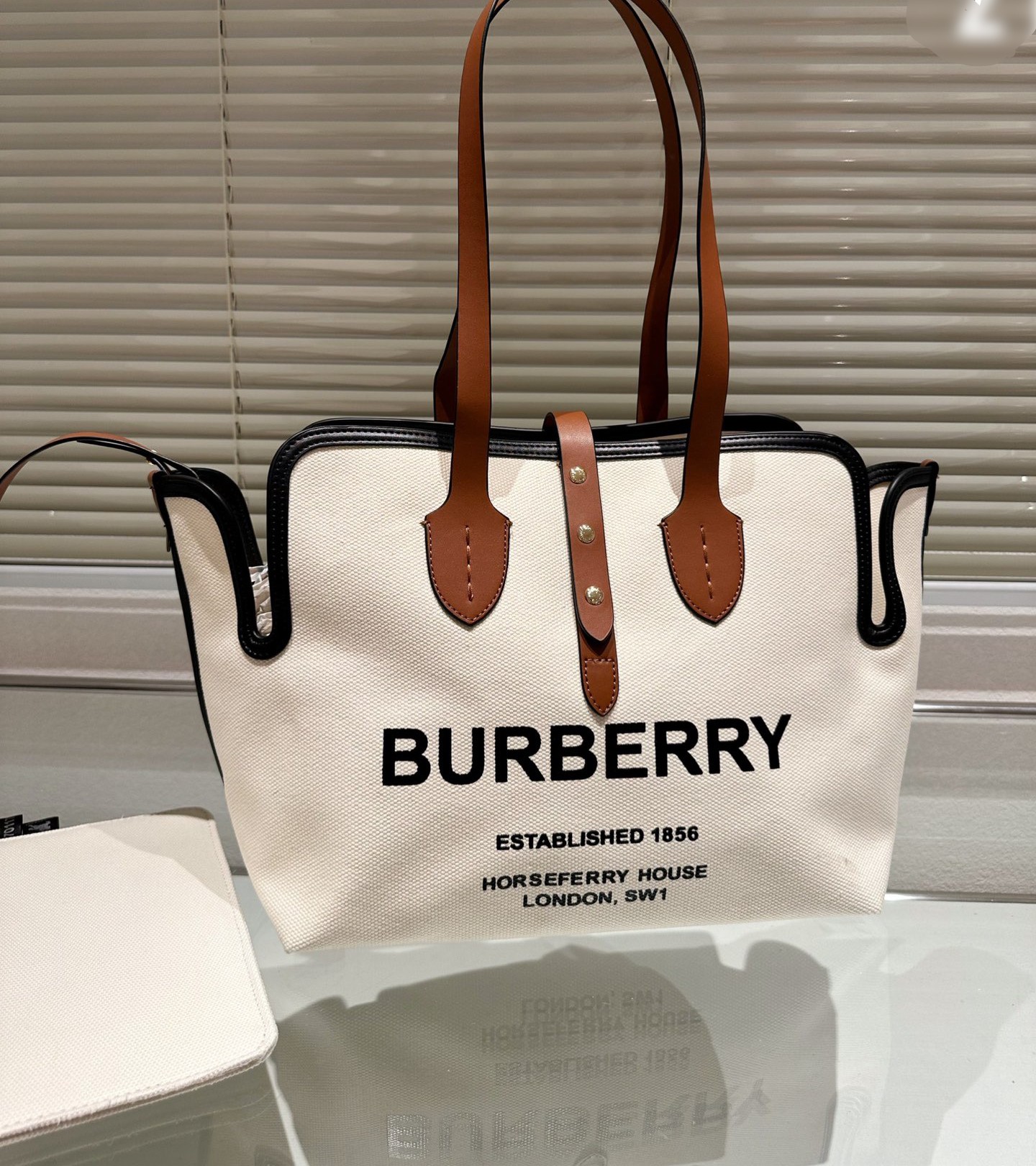 BURBERRY FRAGRANCES TOTE BAG พร้อมส่งรุ่นใหม่!! BURBERRY LARGE LONDON TOTE BAG IN WHITE / Burberry Canvas Logo Tote Bag กระเป๋าสะพายไหล่ทรงช้อปปิ้ง ทรงคลาสสิค ฮิตตลอดกาล