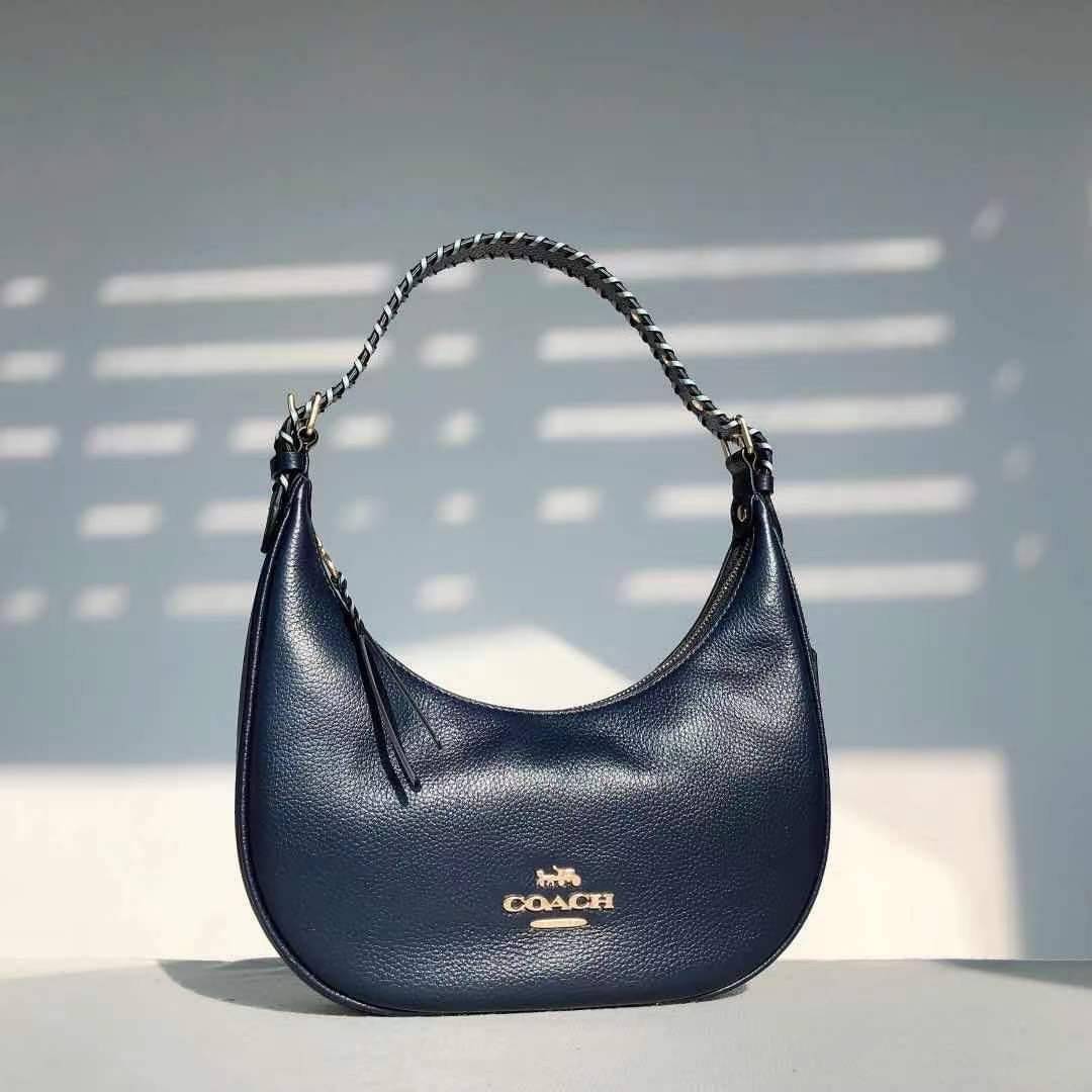 COACH BAILEY HOBO WITH WHIPSTITCH ((C4108//C1322)) พร้อมส่งที่ไทย!! สวยจริงไม่จกตาแน่นอนค่าา กระเป๋าทรงโค้ง ใช้แบบหิ้วหรือคล้องไหล่ก็ดูดี ใช้วัสดุหนังแท้ชั้นดี หนังสวยมากๆค่ะ ด้านหน้าใช้อะไหล่แบรนด์ตัวใหญ่ หรู ดูสะดุดตามีเดียว