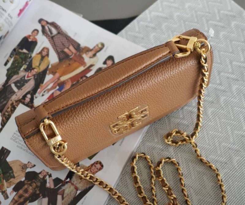 TORY BURCH BRITTEN MINI TOP HANDLE BAG พร้อมส่งที่ไทย กระเป๋าสะพาย Crossbody วัสดุหนังวัวแท้ การออกแบบเรียบง่าย ยังคงความหรูหราเอาไว้ มาพร้อมสายยาวโซ่อะไหล่ทองสลับหนัง ถอดออกได้ ตอบสนองการใช้งานได้ดี มีหูหิ้วด้านบนสามารถใช้งานได้ในหลายโอกาสค่ะ