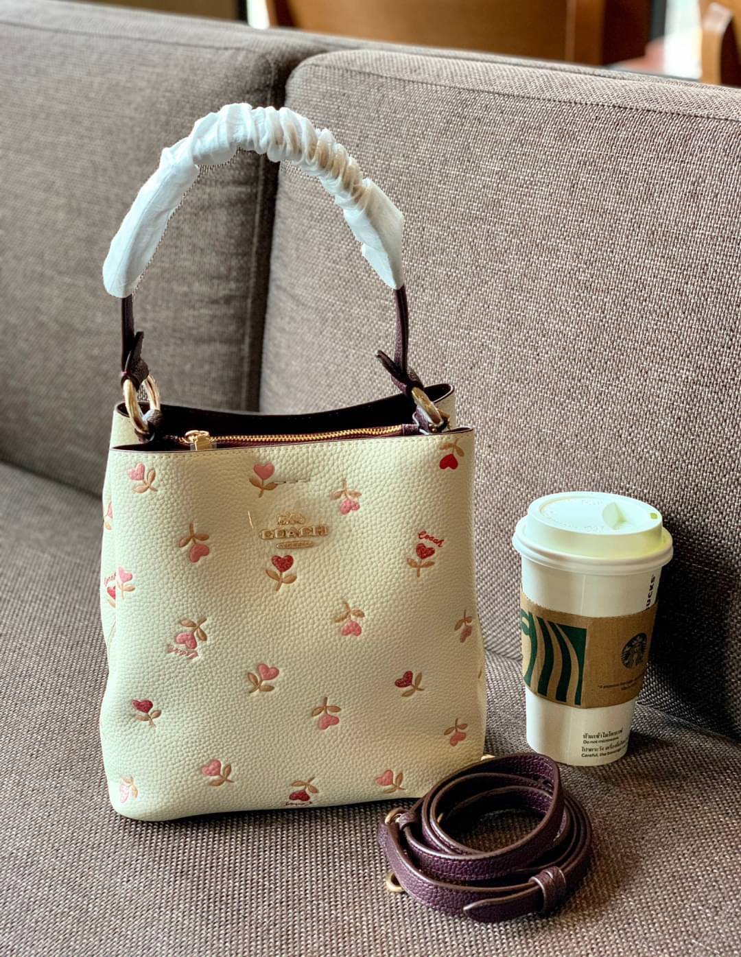 COACH SMALL TOWN BUCKET BAG WITH HEART FLORAL PRINT ((C2811)) 💐พร้อมส่งสินค้าห้ามพลาดค่ะ! กระเป๋าหิ้ว//คล้องไหล่//สะพายครอสบอดี้ร์ได้ ใบเดียวเอาอยู่จร้า😘 หนังแท้โดดเด่นด้วยดอกหัวใจนูนสลับวิ้งๆ ได้สวยงามน่ารักมากๆค่ะ