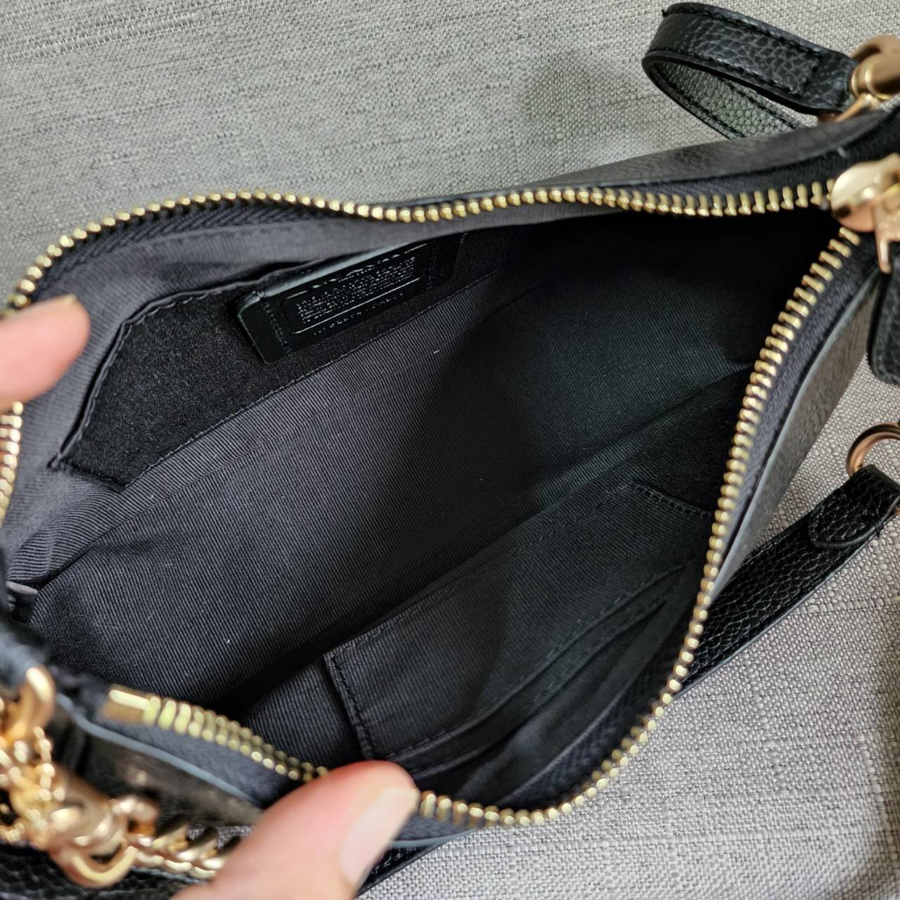 พร้อมส่งครบสี สวยทุกสีเลยค่า😘 ((CA173//CA209//CA548)) COACH TERI SHOULDER BAG 🔹กระเป๋าทรงพอช ในรูปแบบหนังแท้ หนังนิ่มสวยมากค่ะ