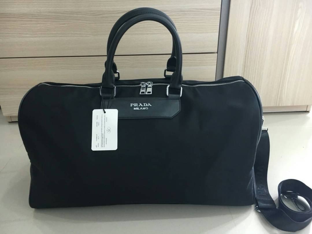 กระเป๋าเดินทาง อีกรุ่นขายดี!!! ของมันต้องมี♡ มาใหม่กับงานพรีเมียมกิฟท์แบรนด์ PRADA กระเป๋า TRAVEL BAG ใส่ของได้เยอะมาก ไปต่างประเทศได้สบายคะ หมดห่วง ตัวกระเป๋าทำจากผ้า NyYLON อย่างดี สามารถกันน้ำได้ ทรงสวยมากคะ มีความอยู่ทรงในระดับนึงด้านหลังมีช่อง