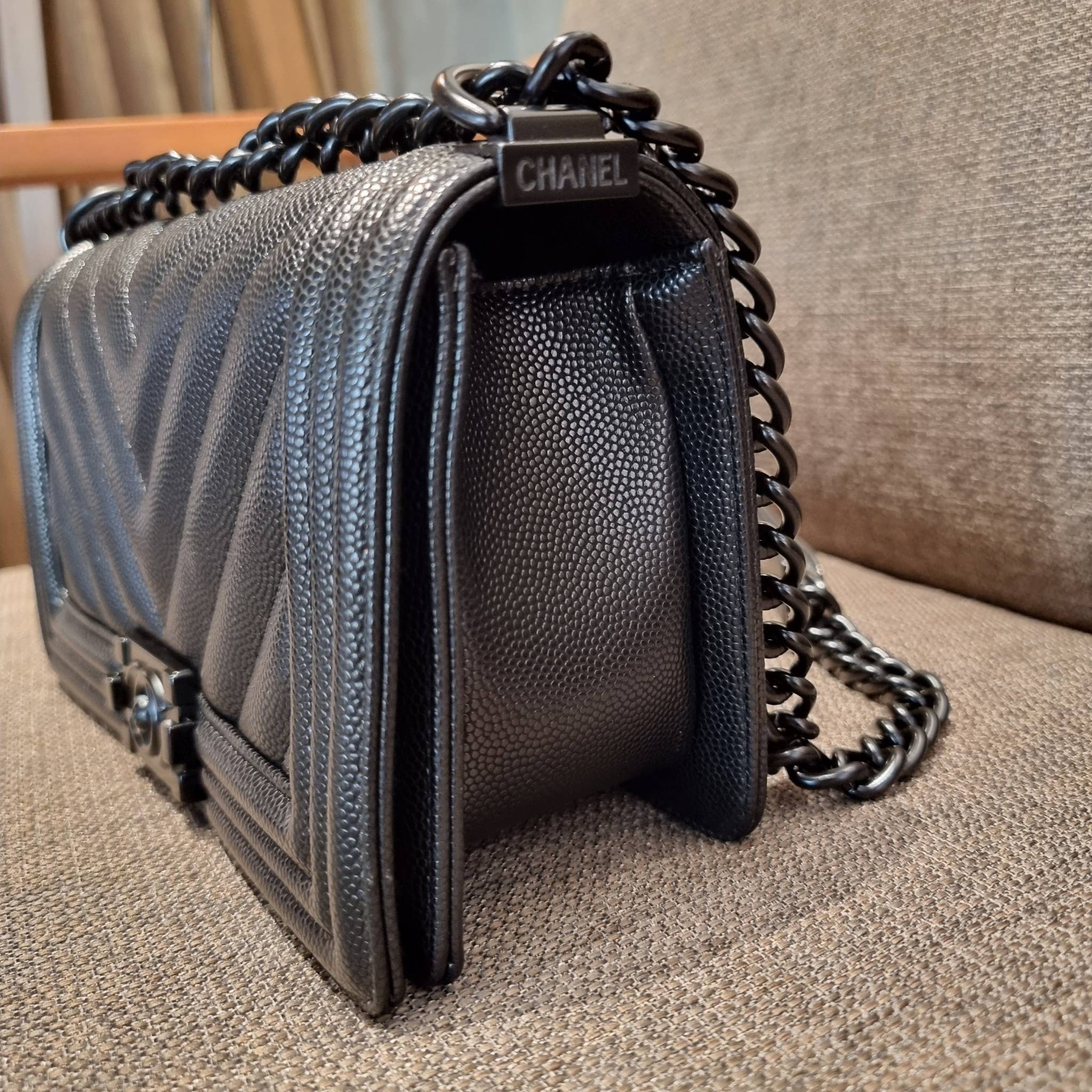 Chanel Boy 10" พร้อมส่งที่ไทย รุ่นสุดฮอต ดีไซน์อะไหล่ดำ เรียบหรูมากๆ!! วัสดุหนังลายคาร์เวีย ทรงคลาสสิคที่สาวๆห้ามพลาด!! ในราคาสุดคุ้ม เปิด-ปิดกระเป๋าด้วยตัวล็อค ภายในโล่งกว้าง ไซส์ใหญ่ใส่ของได้เยอะ มีช่องแยกในกระเป๋า มาพร้อมสายสะพายโซ่สลับหนังรองบ่า 