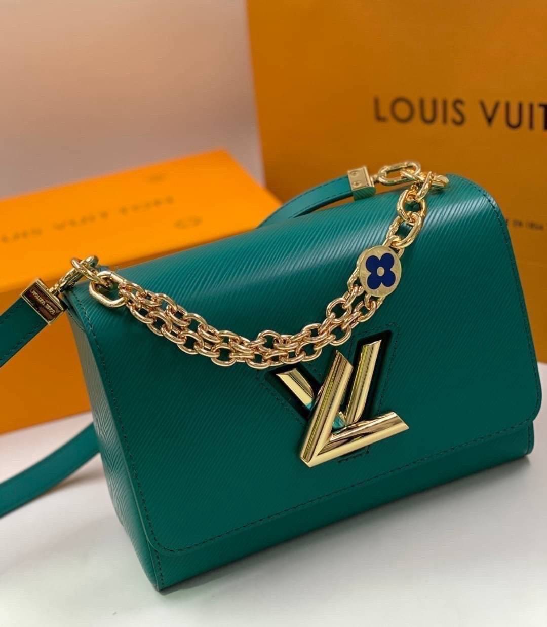 ORI หนังแท้ | LV Twist MM chain bag in grained Epi leather กระเป๋าสะพาย/กระเป๋าถือร พร้อมสายโซ่ หนังลายเกรน Epi โดดเด่นด้วยโลโก้หน้า สวยหรูเป็นเอกลักษณ์ ดีไซน์คัลเลอร์บล็อค สัมผัสโดดเด่นแมตช์กับทุกสไตล์