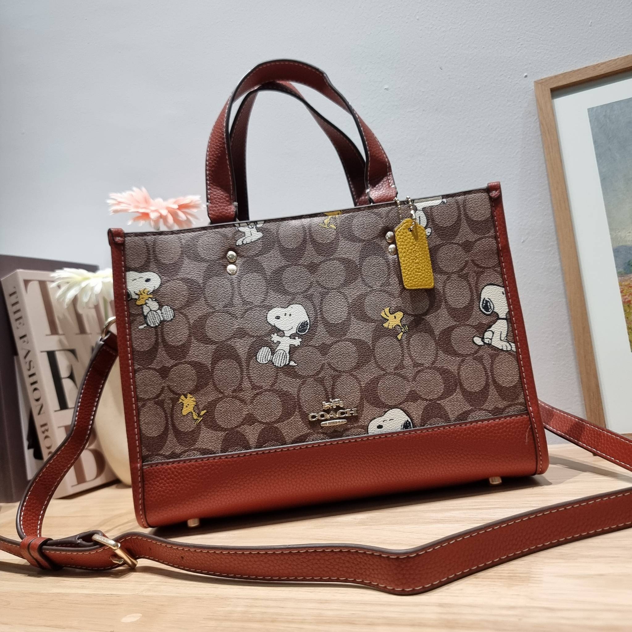 Coach X Peanuts Dempsey Carryall In Signature Canvas With Snoopy Woodstock Print CE862 คอลเลคชั่นใหม่ น่ารักเกินต้านไปมาก!! กับกระเป๋าทรงโท้ท ไซส์ใหญ่ ดีไซน์ลวดลายการ์ตูนยอดฮิต ที่ใครๆก็ต้องรู้จัก พิมพ์คมชัดลงบนหนังแคนวาส ตัดสลับด้วยหนัง pepble เพิ่มดีเทล
