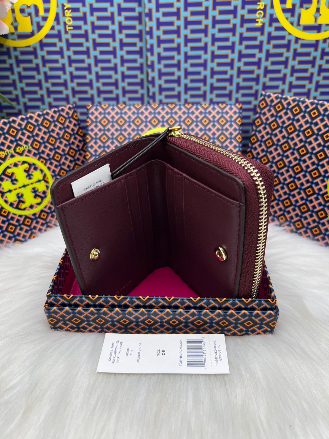 Tory Burch Charlie Mini Bi-fold Leather Wallet / Tory Wallet พร้อมส่ง กระเป๋าสตางค์ใบสั้น รุ่นใหม่ขายดี หรูหราทุกสี ดีไซน์คลาสสิค ขนาดกำลังพอเหมาะ โดดเด่นด้วยโลโก้
