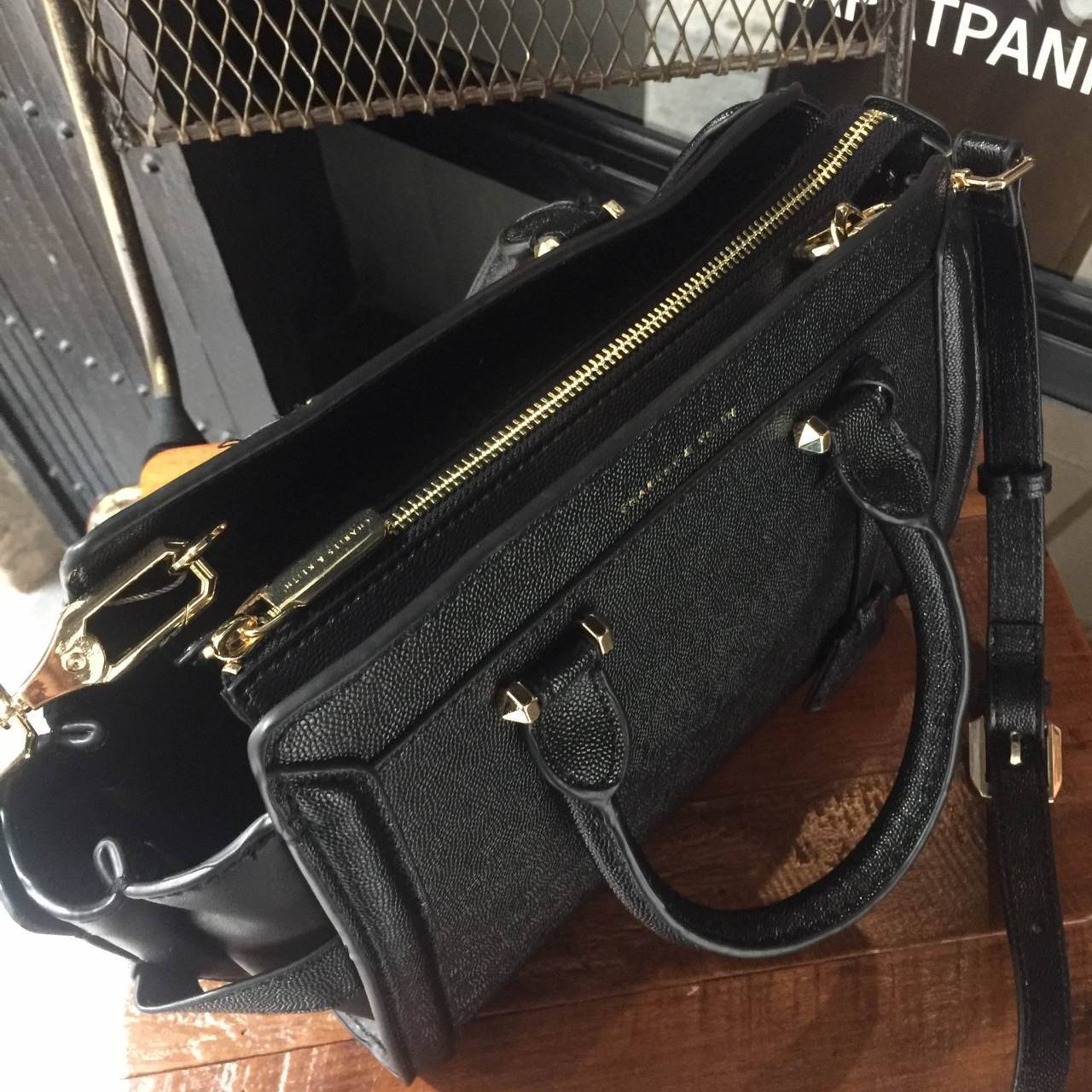 Charles&keith Structured Trapeze Detail Bag สำหรับคอลเลคชั่นใหม่ 2018 เพิ่มสีสวยๆโดนใจให้คุณได้เลือก ตัวกระเป๋าวัสดุหนัง PU อยู่ทรงน่าใช้ ภายในช่องใหญ่จุของได้เยอะม๊วกกก ช่องซิปเล็กด้านใน และช่องเก็บของจุกจิก เปิด-ปิดด้วยซิปรูดลื่นใช้งานคล่องตัว สายสะพายถ