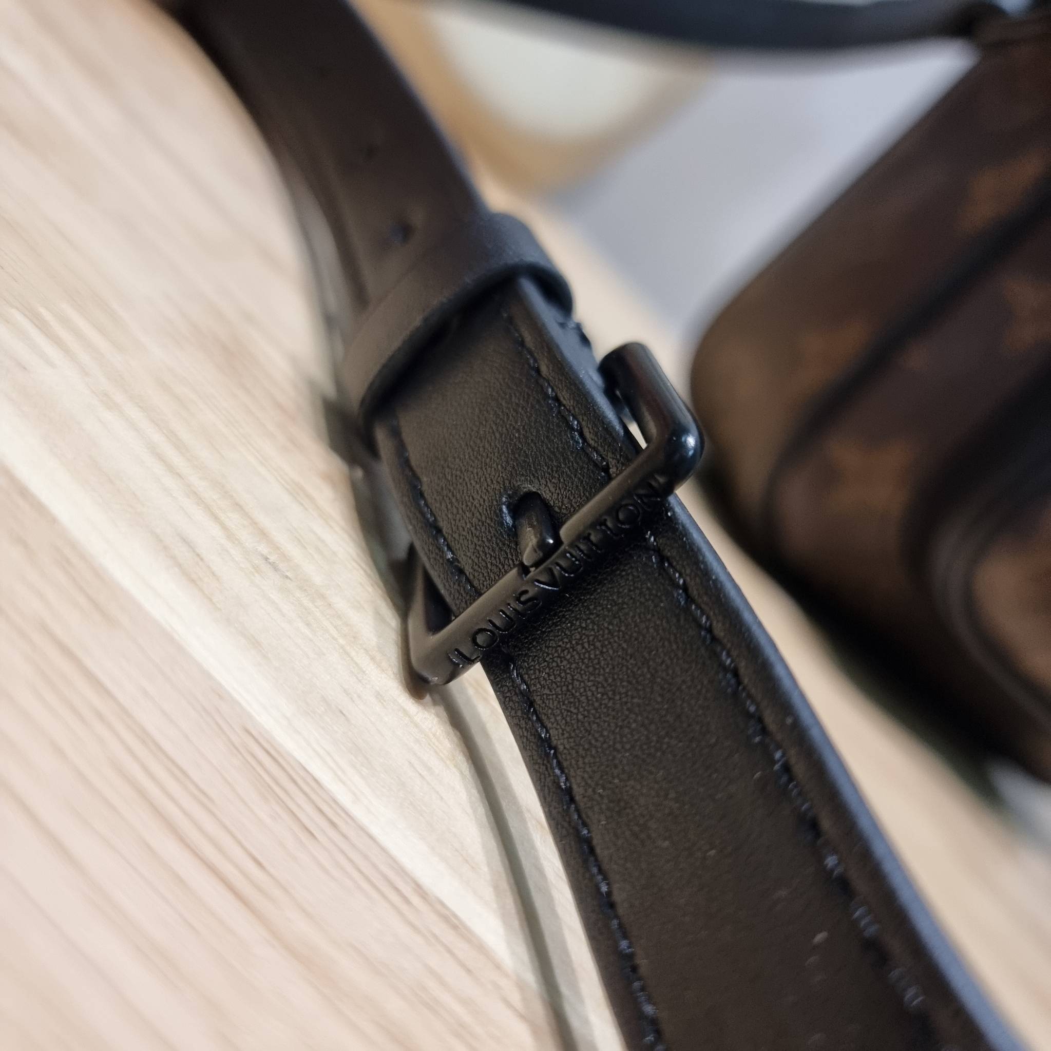 LV CHRISTOPHER กระเป๋าสะพายรูปทรงสปอร์ตสุดชิค LV crossbody wallet bag ใหม่ล่าสุด ได้ชิคๆเท่ๆก่อนใคร ไม่ต้องรอพรีฯ กับกระเป๋าสะพายข้างสำหรับหนุ่มๆ งานหรู ราคาดี วัสดุหนังแคนวาสคุณภาพดี ดีไซน์กะทัดรัด คล่องตัวแบบทูอินวันไปเลย เพราะใช้แทนกระเป๋าสตางค์ก็ได้ ส