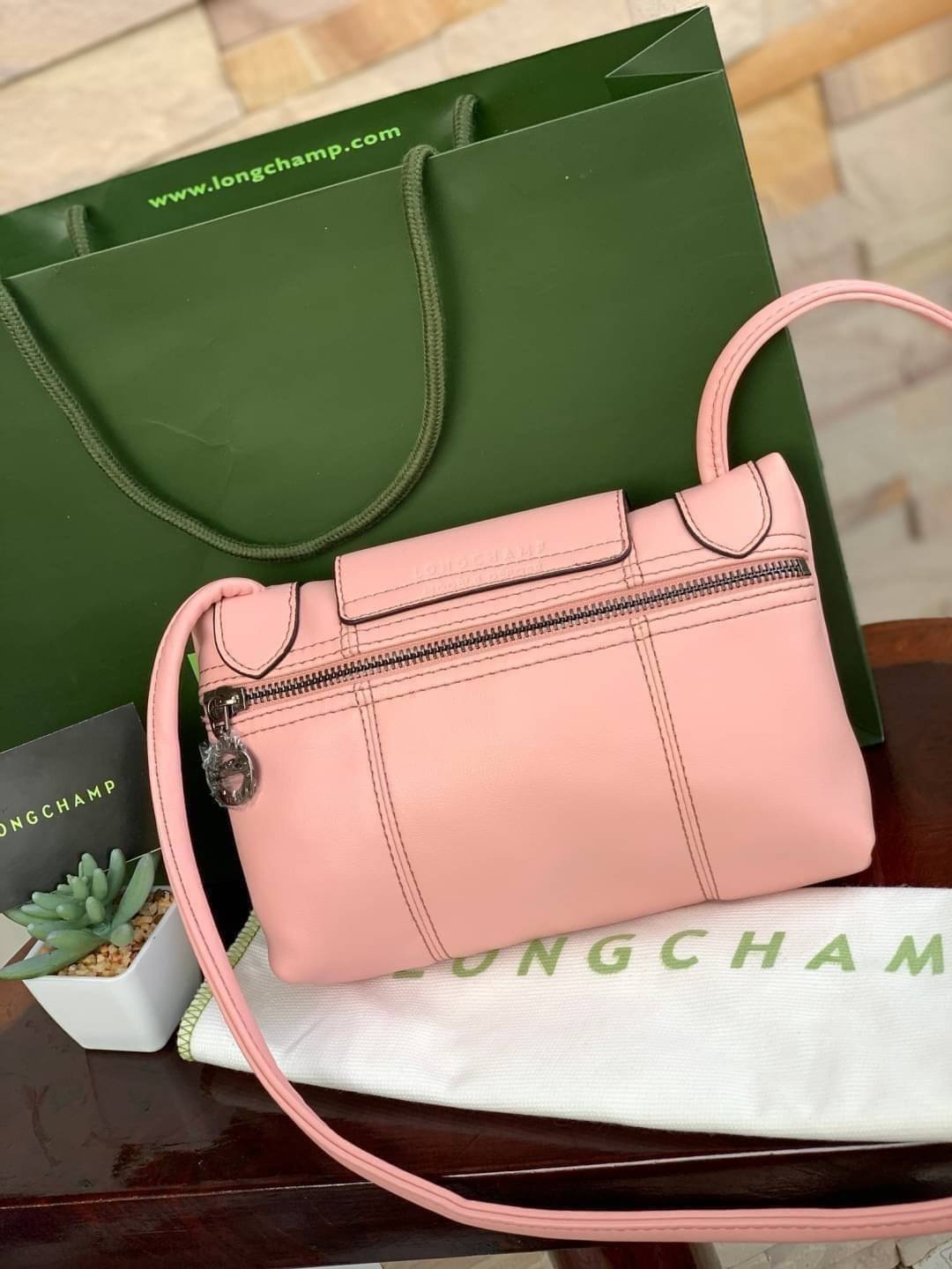 Longchamp Le Pliage Cuir Crossbody Bag อีกหนึ่งคอลเลคชั่น Le Pliage Cuir หนึ่งในตระกูลกระเป๋าสุดไอคอนิกจากแบรนด์ Longchamp และจัดการปรับดีไซน์ให้มีขนาดเล็กลงในทรงcrossbody กะทัดรัดสะพายแล้วคล่องตัว ด้วยดีไซน์ที่ดูเป็นเอกลักษณ์การใช้งานช่องหลักที่ซิปด้านหล