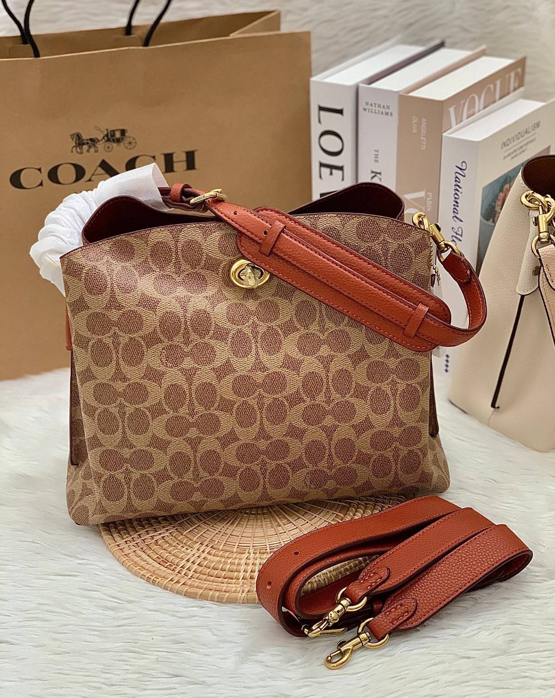 COACH WILLOW SHOULDER BAG ((C2745//C2590//C2621)) พร้อมส่งที่ไทย รุ่นแนะนำค่ะ🔥🔥 🔺กระเป๋าหิ้ว//คล้องไหล่//สะพายข้าง สุดคุ้ม! หนังแท้ชั้นดี ได้ไปหลงรักแน่นอนค่ะ หนังสวยมากๆ😘 🔺ตัวกระเป๋าแบ่งเป็นสองช่องหลัก ด้านนึงเป็นแ