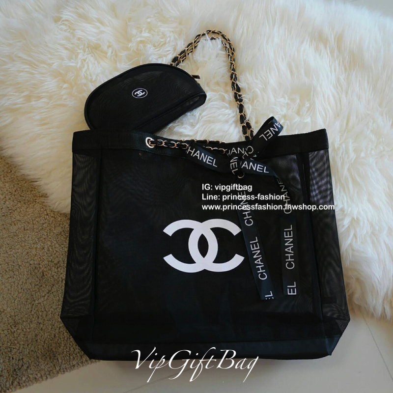 Chanel Shopping Ribbin bag With Chain With + Cosmetic Pouch กระเป๋าสะพายใบใหญ่ทรง Shopping พร้อมกระเป๋าใส่เครื่องสำอางค์ ใบเล็ก จากงานพรีเมี่ยมกิ้ฟของแท้นำเข้าจาก Chanel Perfume Counter ใบใหญ่วัสดุ Nylon โปร่ง **อะไหล่ทอง เปิดปิดด้วยแถบแม่เหล็กซ่อนด้านใน 