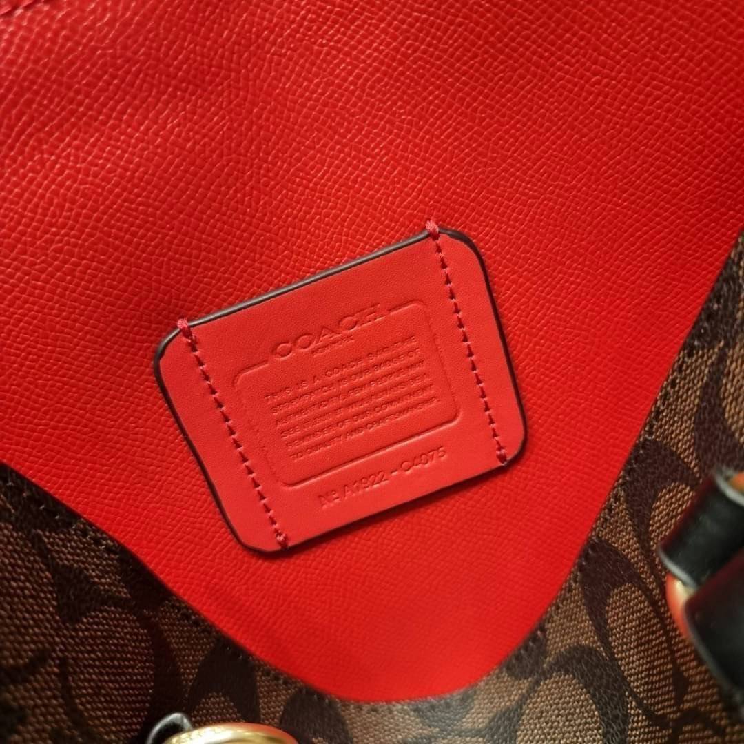 COACH C4075 TATUM CARRYALL IN SIGNATURE CANVAS คอลเลคชั่นใหม่ล่าสุด จัดมาให้ได้สวยก่อนใคร สวยหรูทุกสี!! ลุคผู้ดีต้องมาอีกหนึ่ง กระเป๋าสะพายทรงสวย ที่มาพร้อมสายสะพายไหล่ในตัว และสายครอสบอดี้สำหรับสะพายข้าง วัสดุหนัง crossgrain สวยคมมากๆ ตัวกระเป๋าถูกแบ่งเป